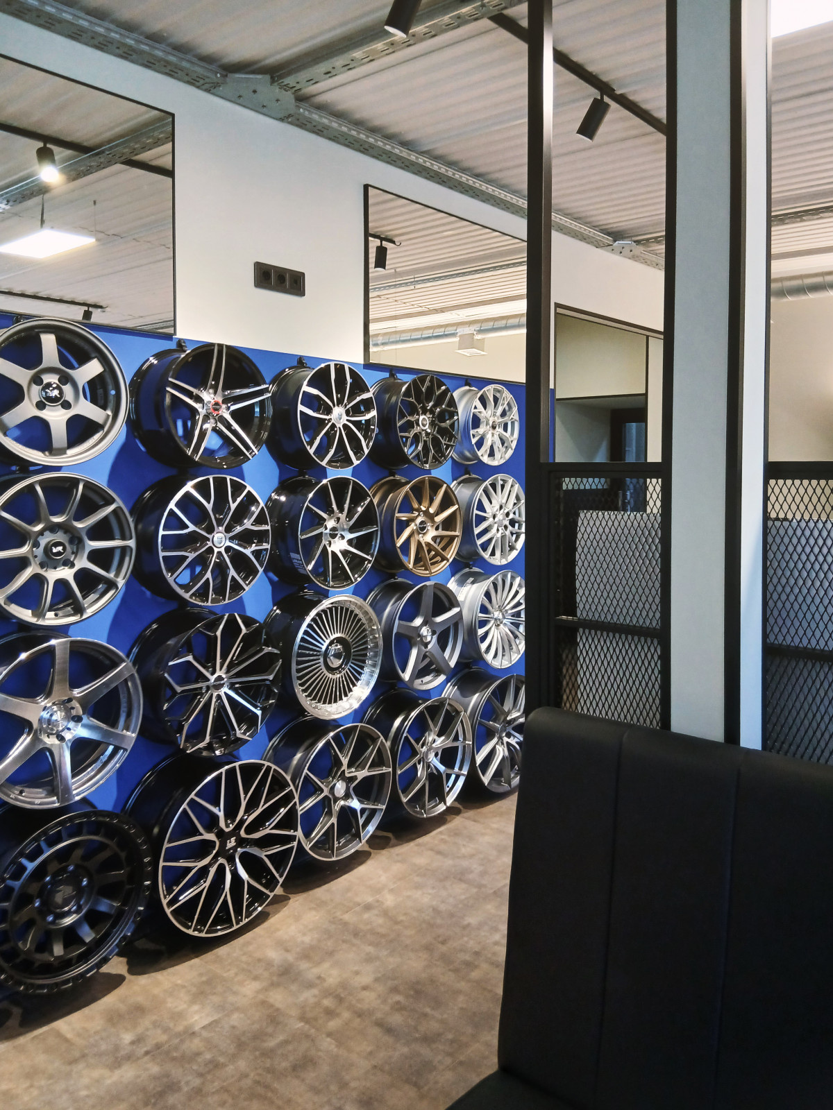 Обложка проекта: Реализованный дизайн-проект магазина 700 шин. Локация: г. Волжский (2025г)