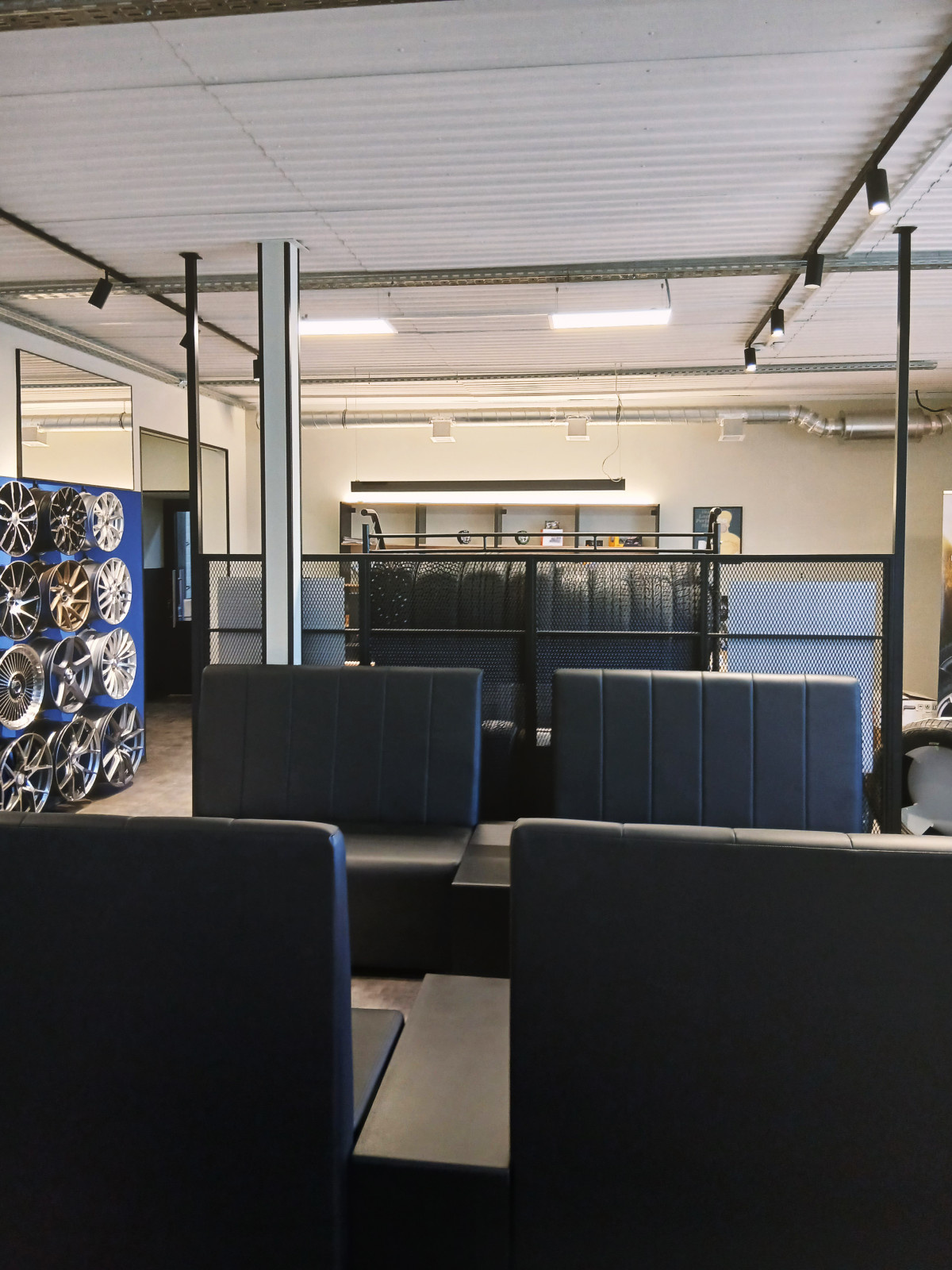 Реализованный дизайн-проект магазина 700 шин. Локация: г. Волжский (2025г)