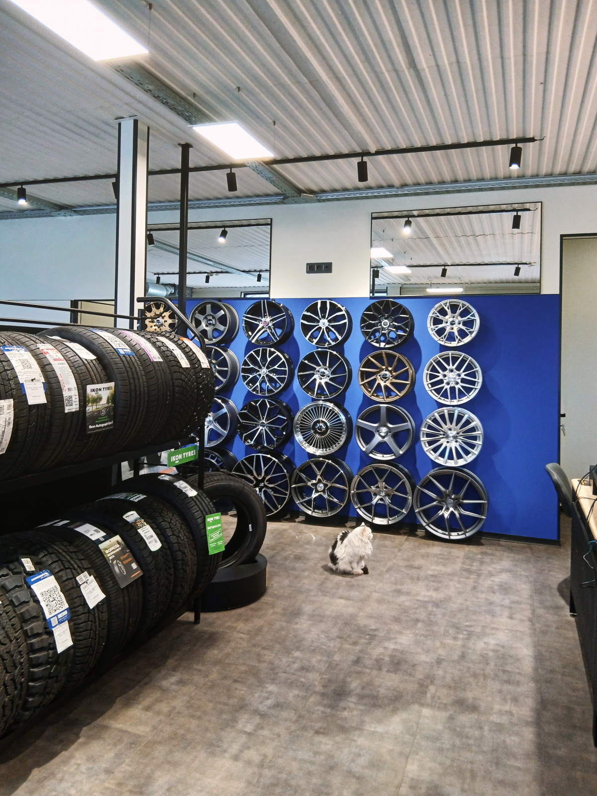 Реализованный дизайн-проект магазина 700 шин. Локация: г. Волжский (2025г)