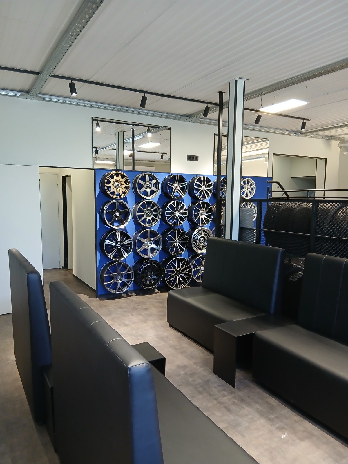 Реализованный дизайн-проект магазина 700 шин. Локация: г. Волжский (2025г)