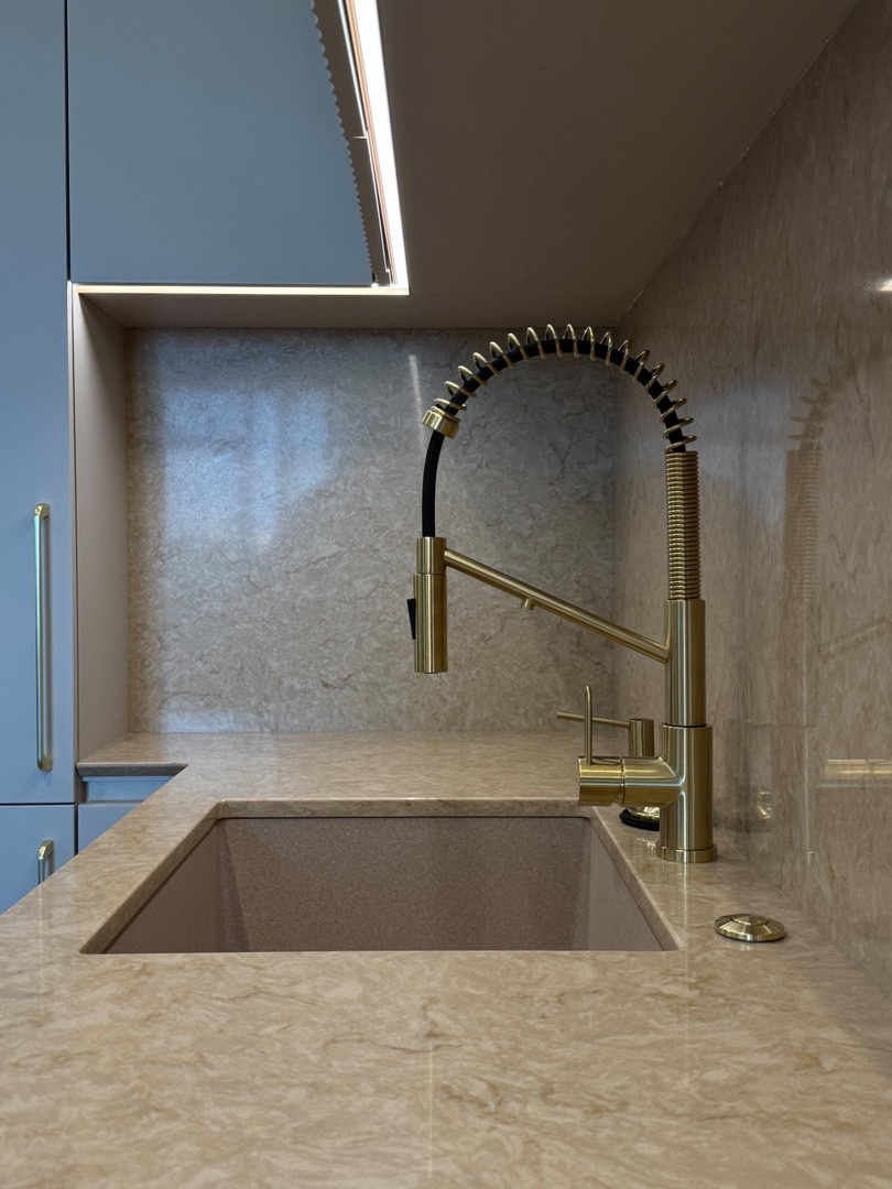 Бежевая каменная столешница Ancient Beige от  Quantra Quartz