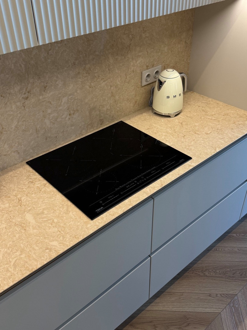 Бежевая каменная столешница Ancient Beige от  Quantra Quartz