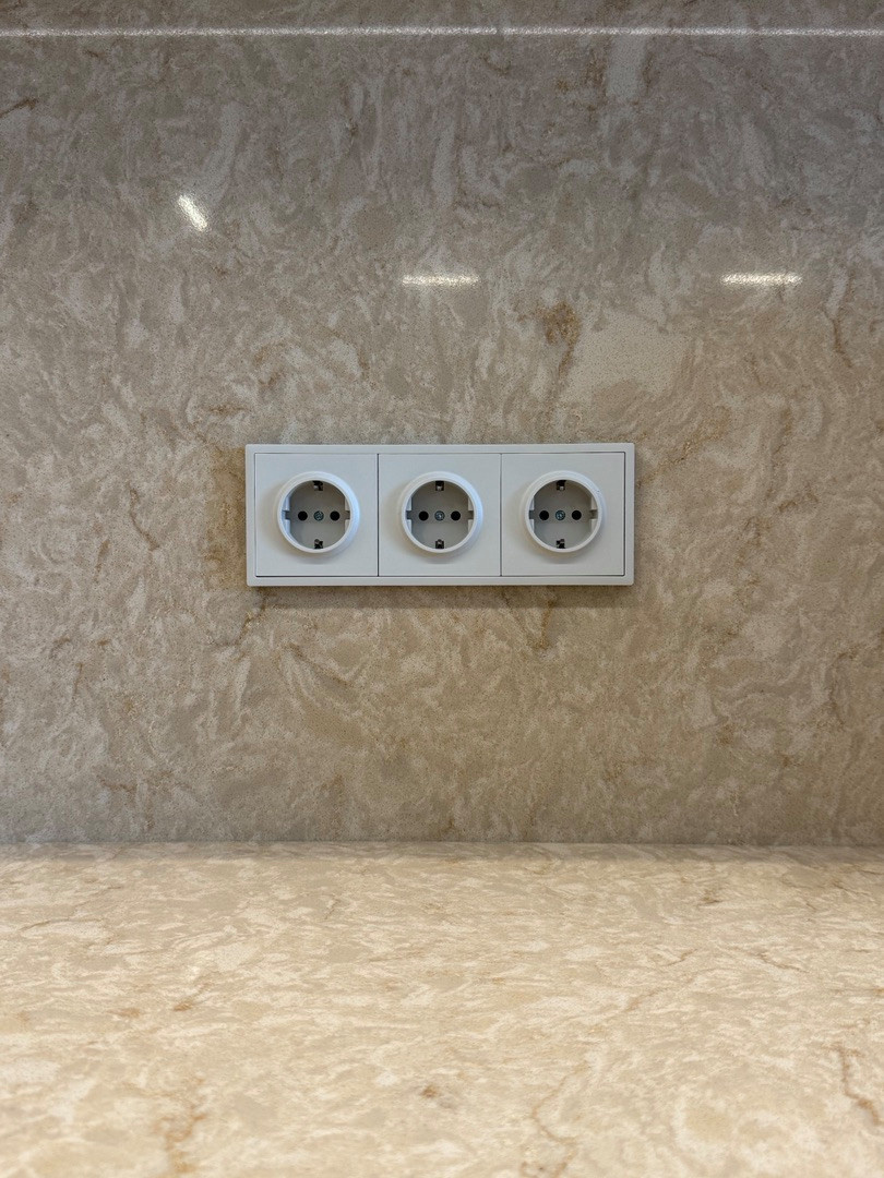 Бежевая каменная столешница Ancient Beige от  Quantra Quartz