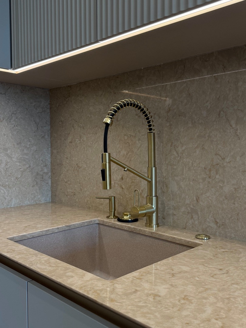 Бежевая каменная столешница Ancient Beige от  Quantra Quartz