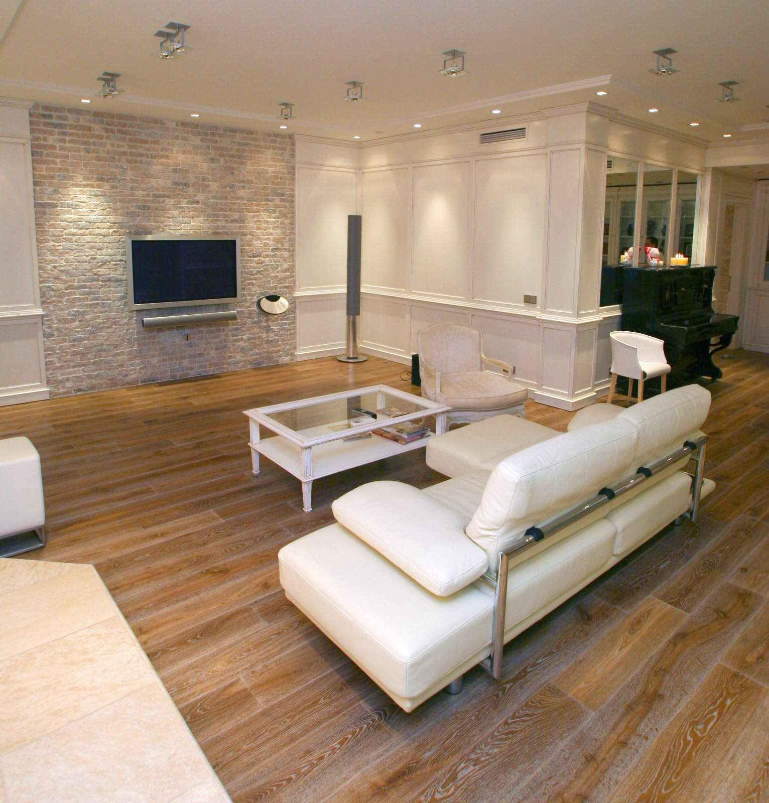White Apartment in Moscow