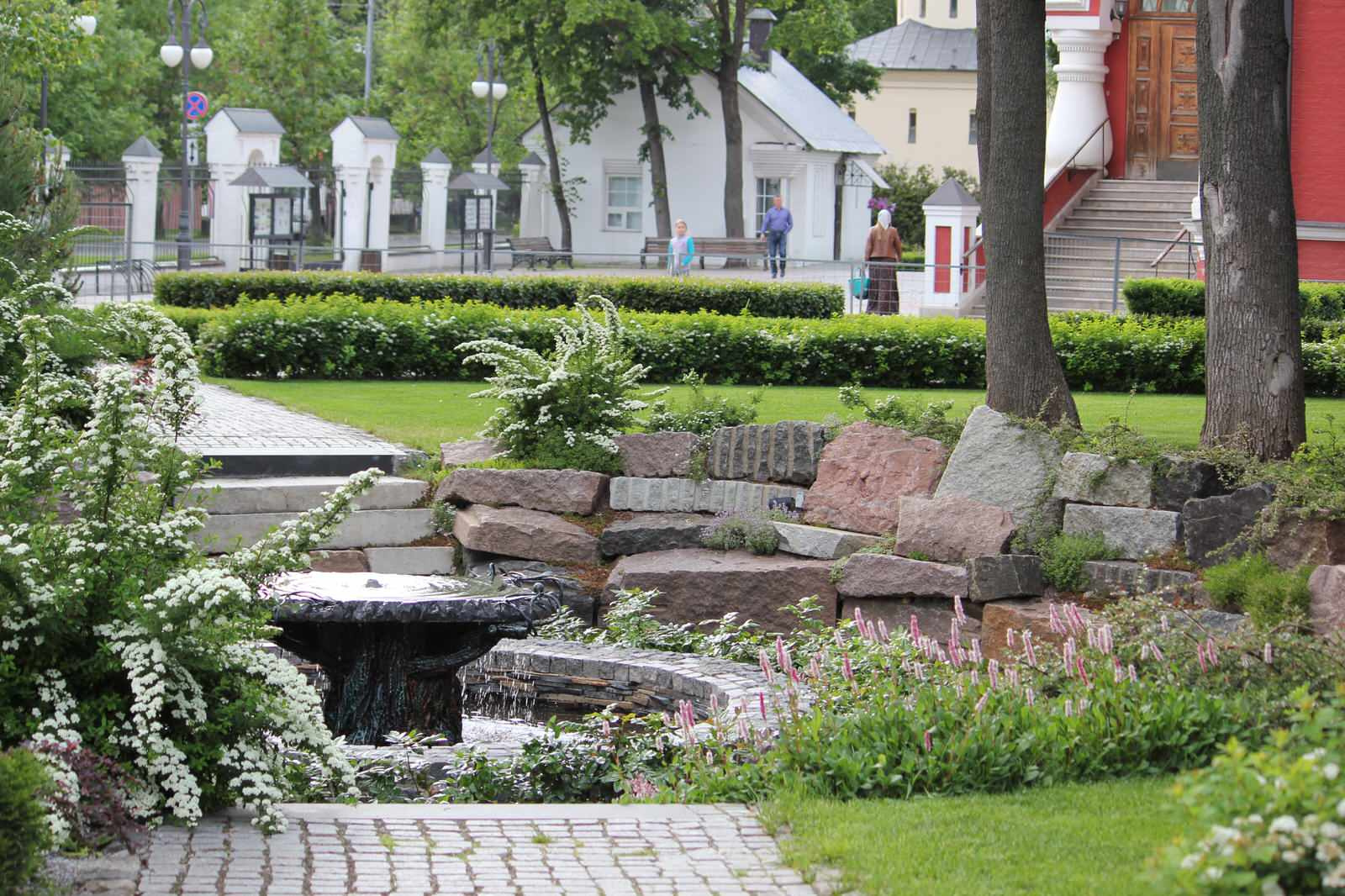 Сад Храма Благовещения Пресвятой Богородицы в Петровском парке