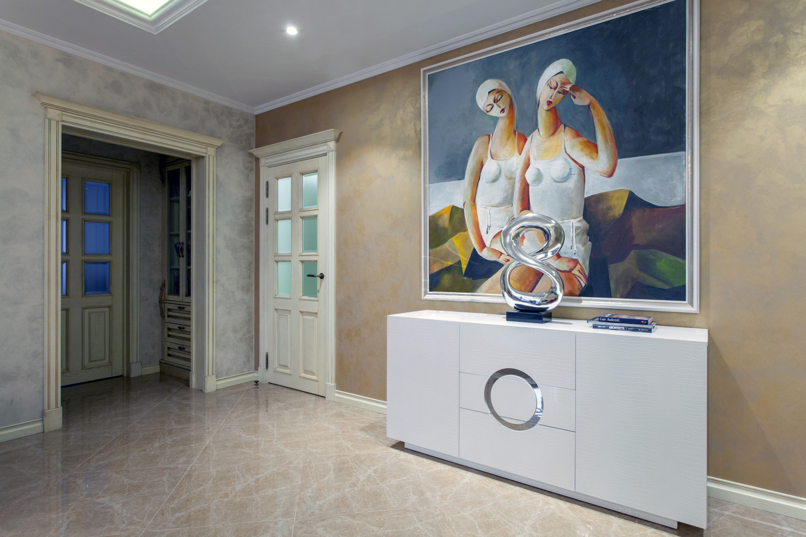 Гостиная. Комод Armani casa, двери из массива дуба, венецианская штукатурка на с