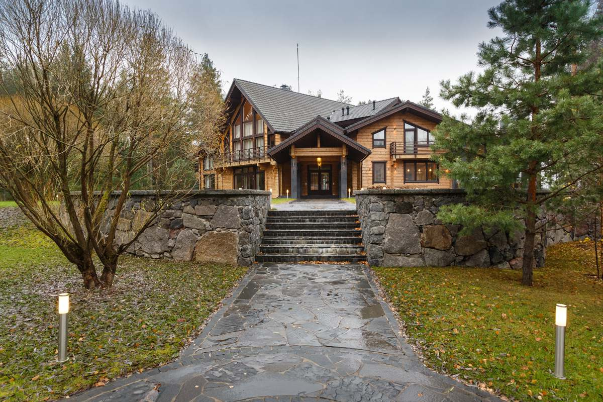 ЗАГОРОДНЫЙ ДОМ НА МЕДНОМ ОЗЕРЕ "HONKA" 450М2