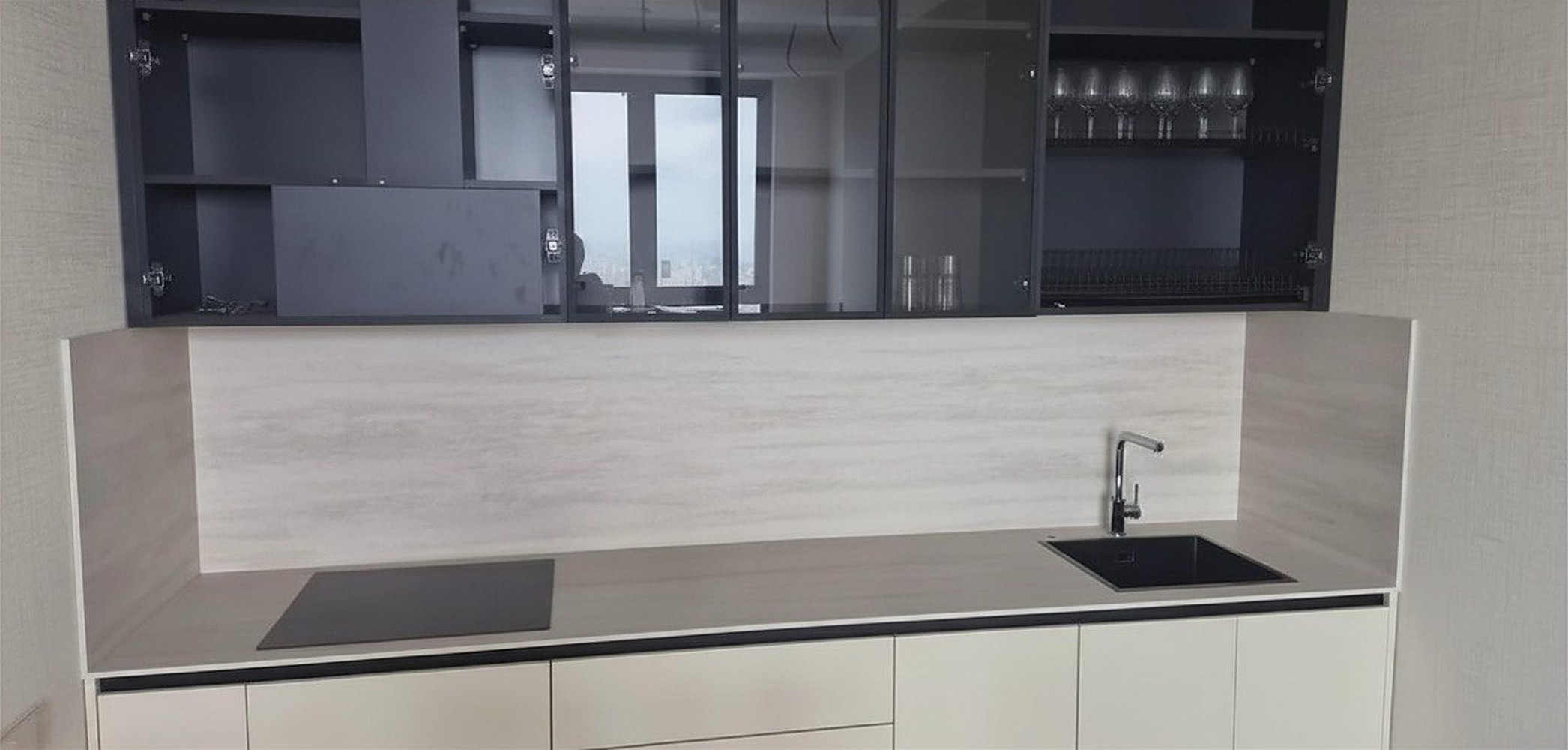Столешница и консоль из керамики Laminam · под белый травертин