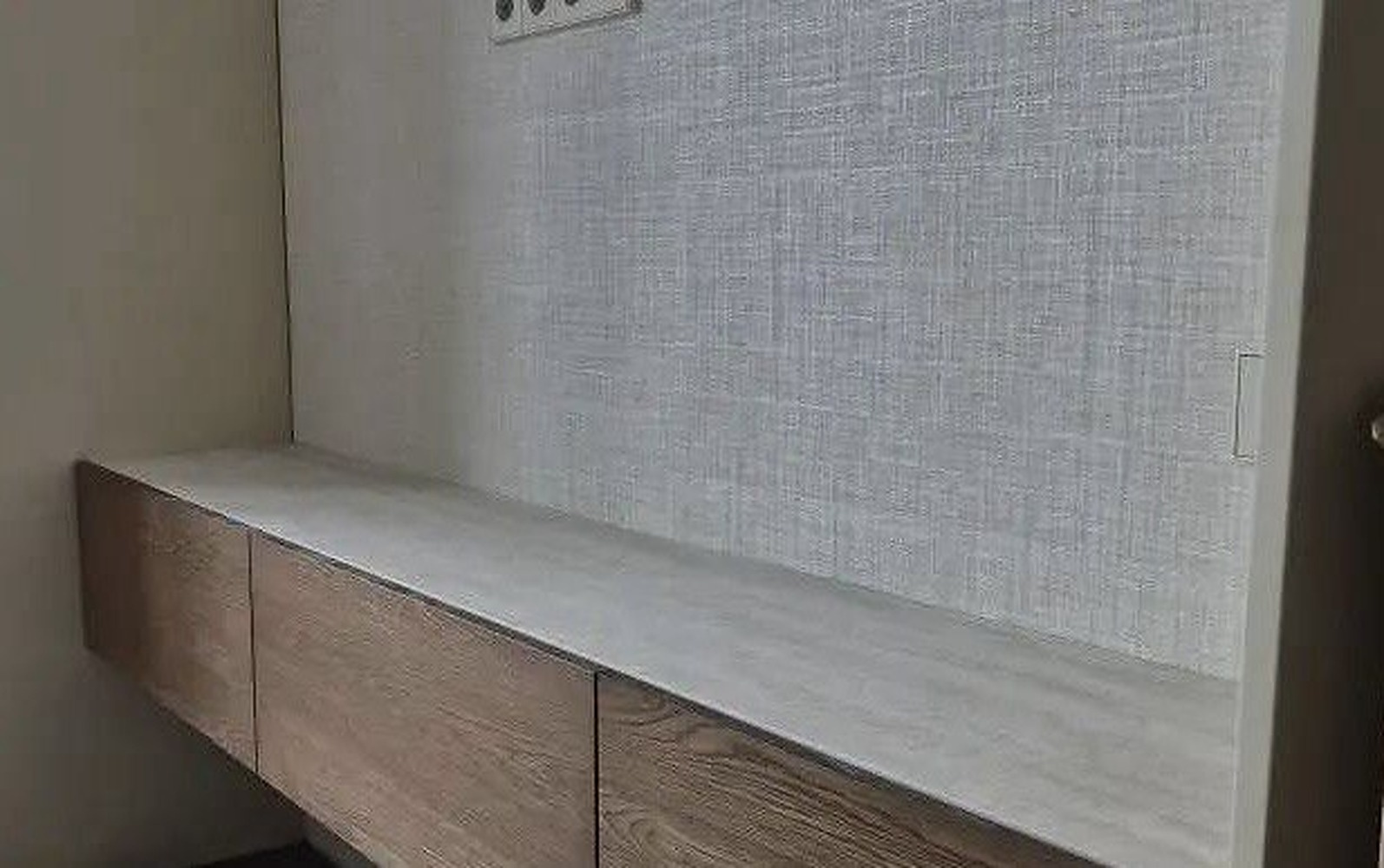 Столешница и консоль из керамики Laminam · под белый травертин