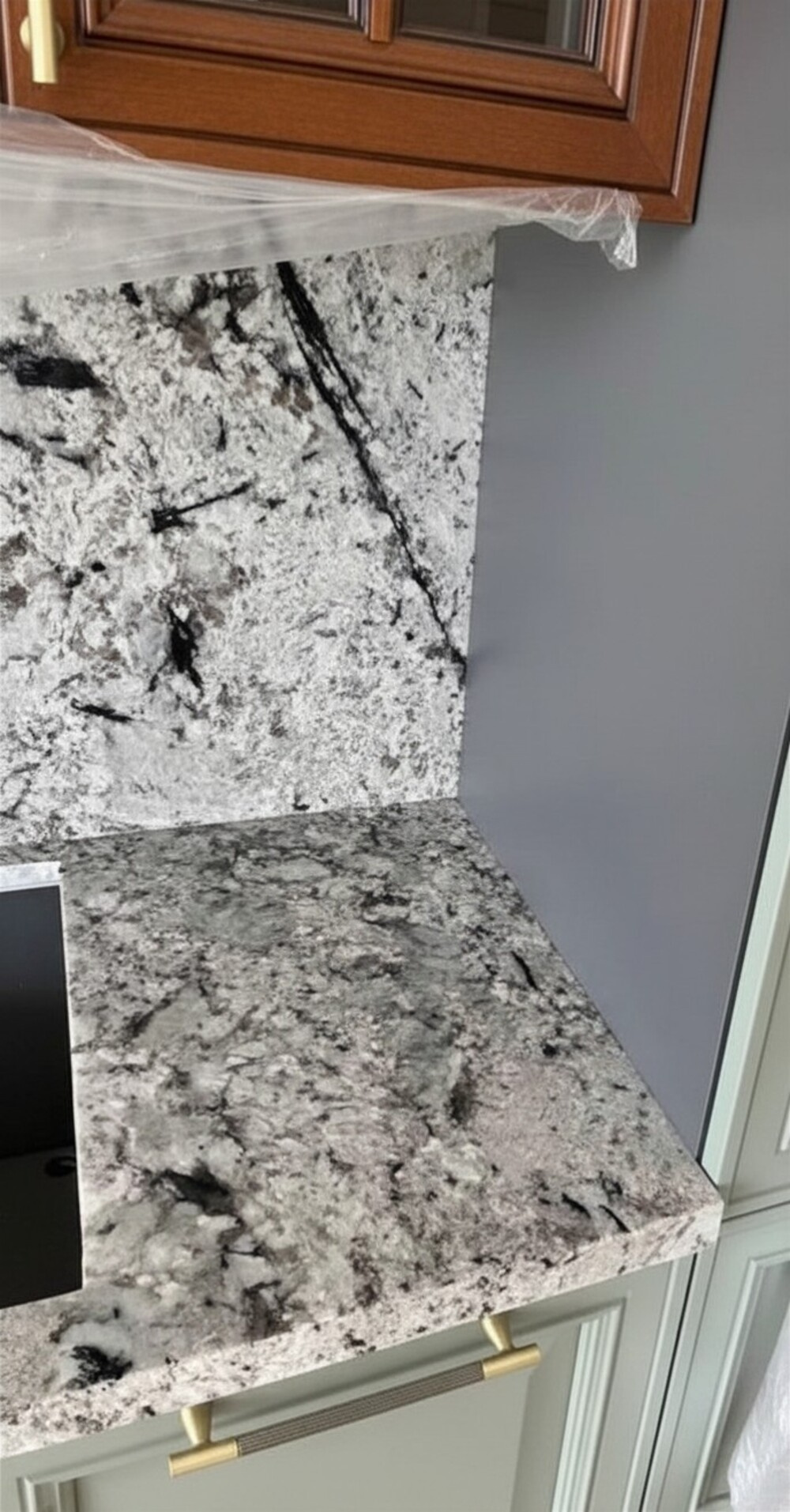 Столешница и фартук из гранита Aspen White · с врезной мойкой