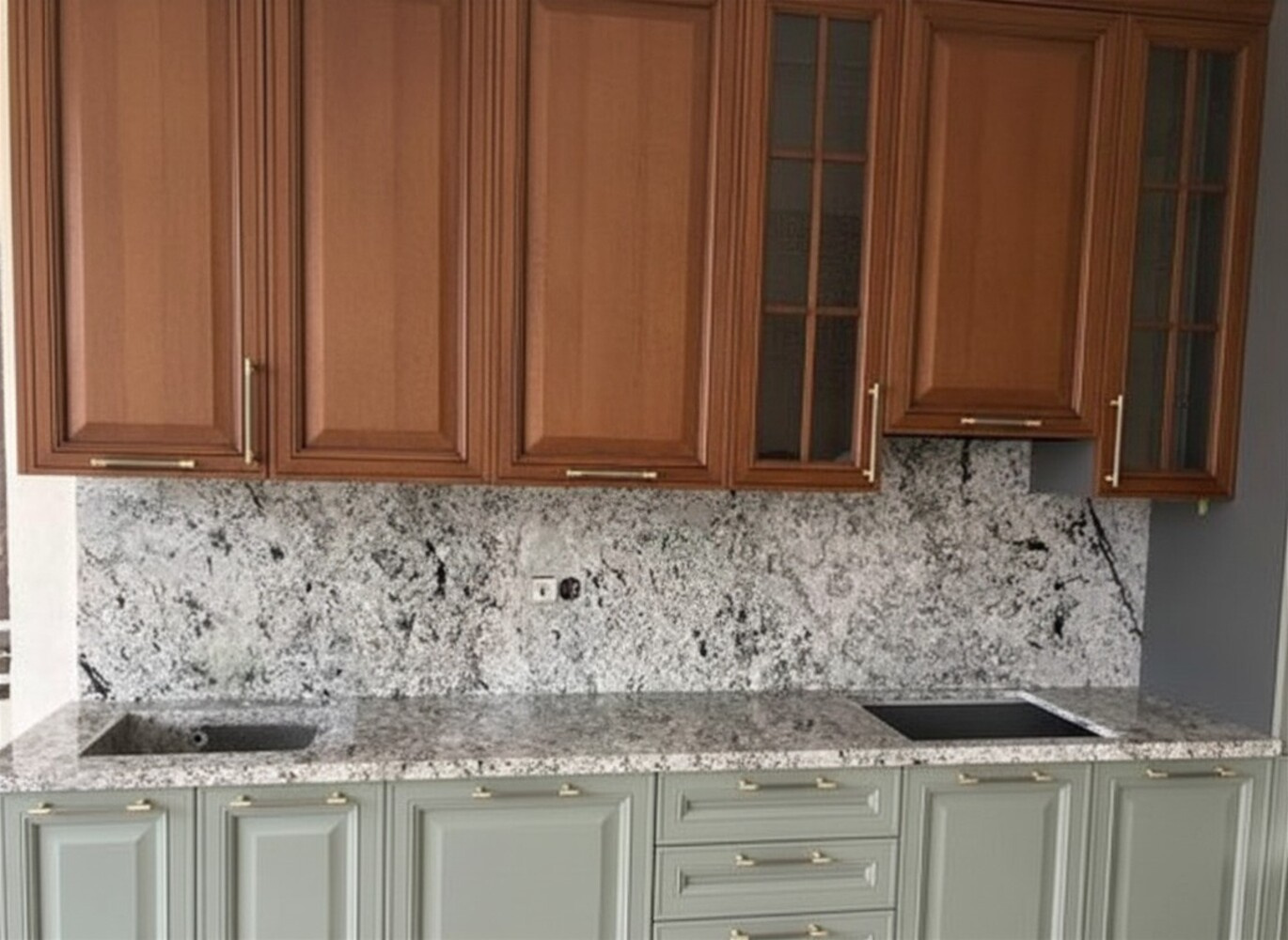 Столешница и фартук из гранита Aspen White · с врезной мойкой