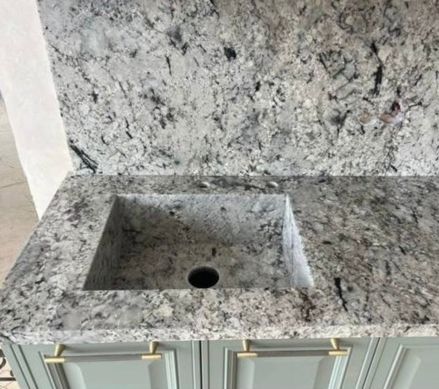 Столешница и фартук из гранита Aspen White · с врезной мойкой