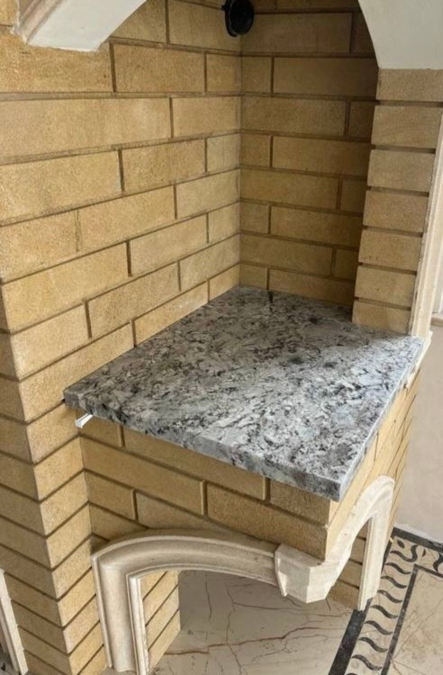 Столешница и фартук из гранита Aspen White · с врезной мойкой
