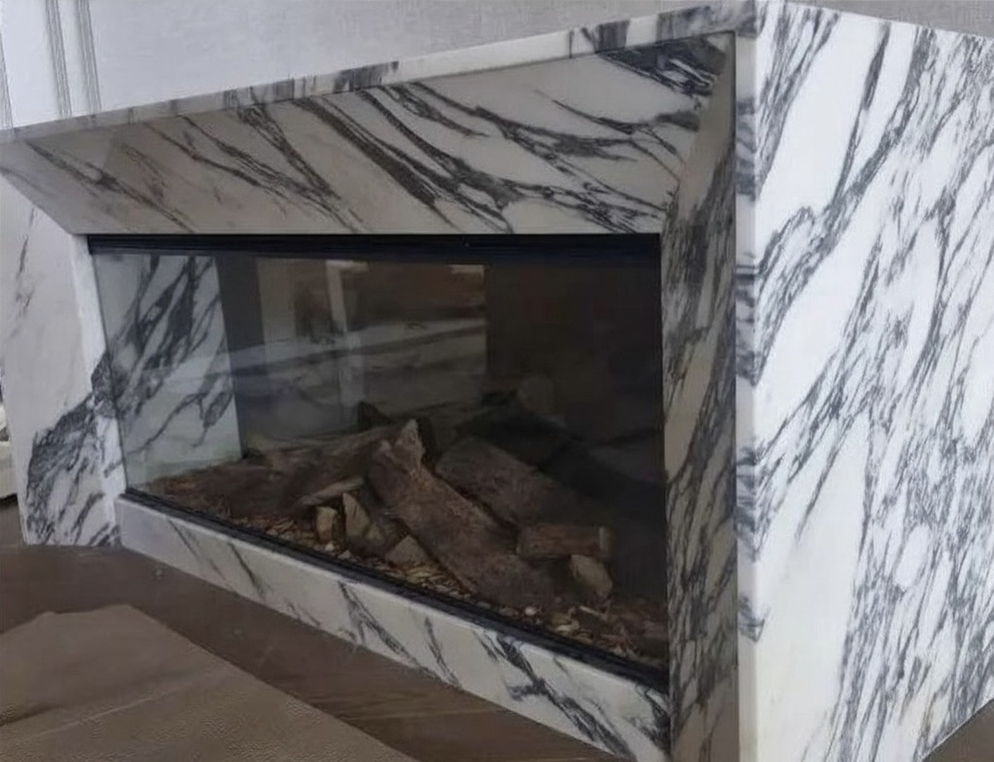Облицовка камина из мрамора Calacatta Corchia · рисунок в подбор