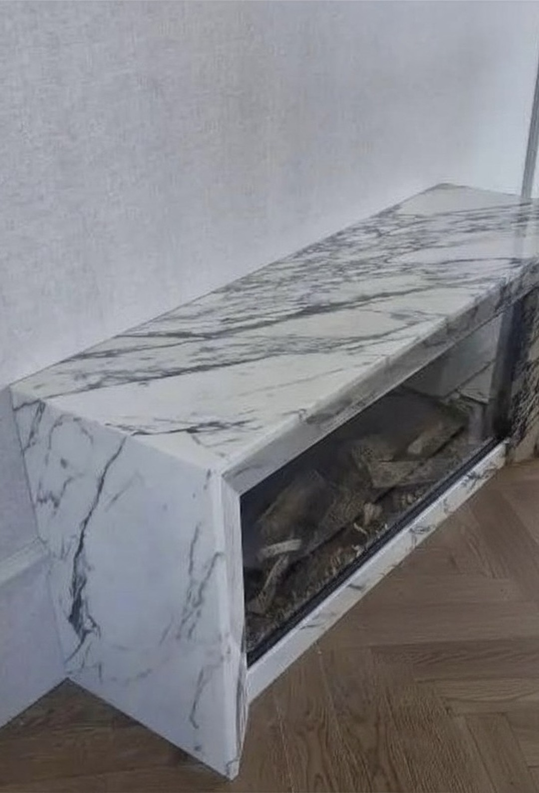 Облицовка камина из мрамора Calacatta Corchia · рисунок в подбор