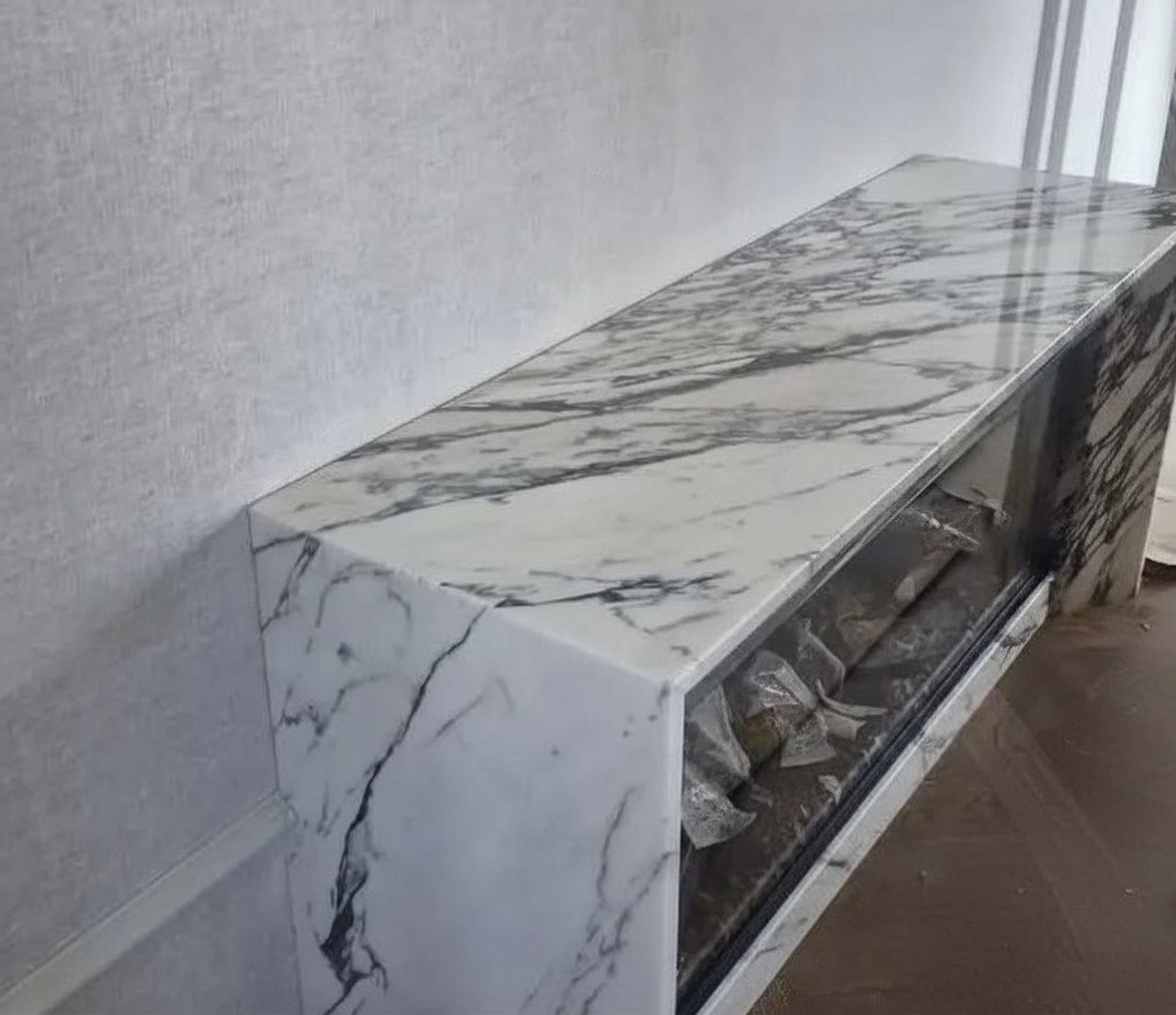 Облицовка камина из мрамора Calacatta Corchia · рисунок в подбор