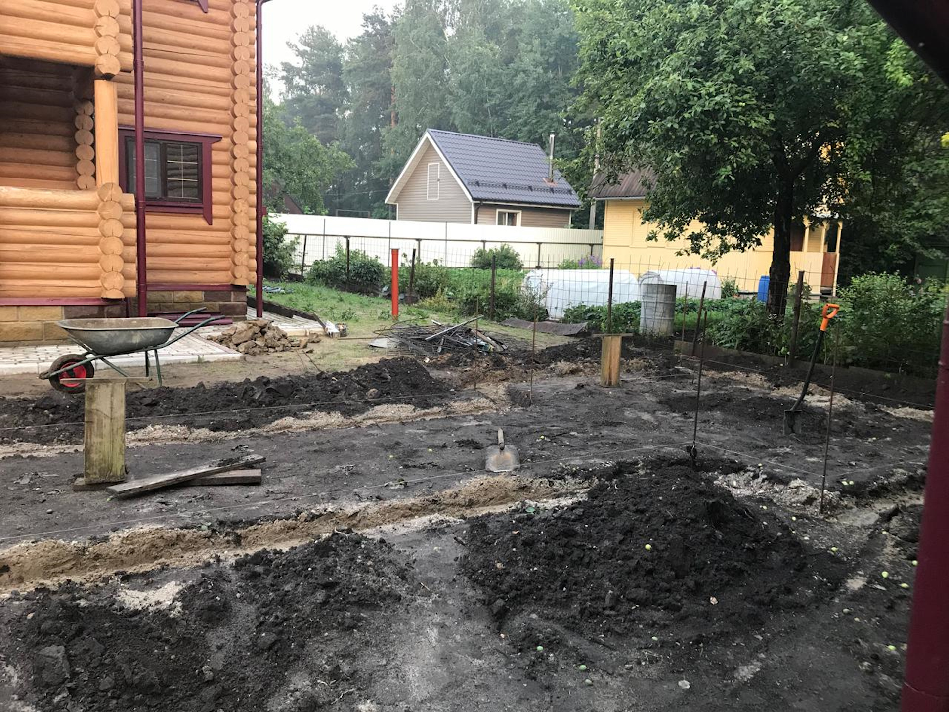 Ландшафтное благоустройство усадьбы из бревна: гармония мощения, термодерева и хвойных акцентов.