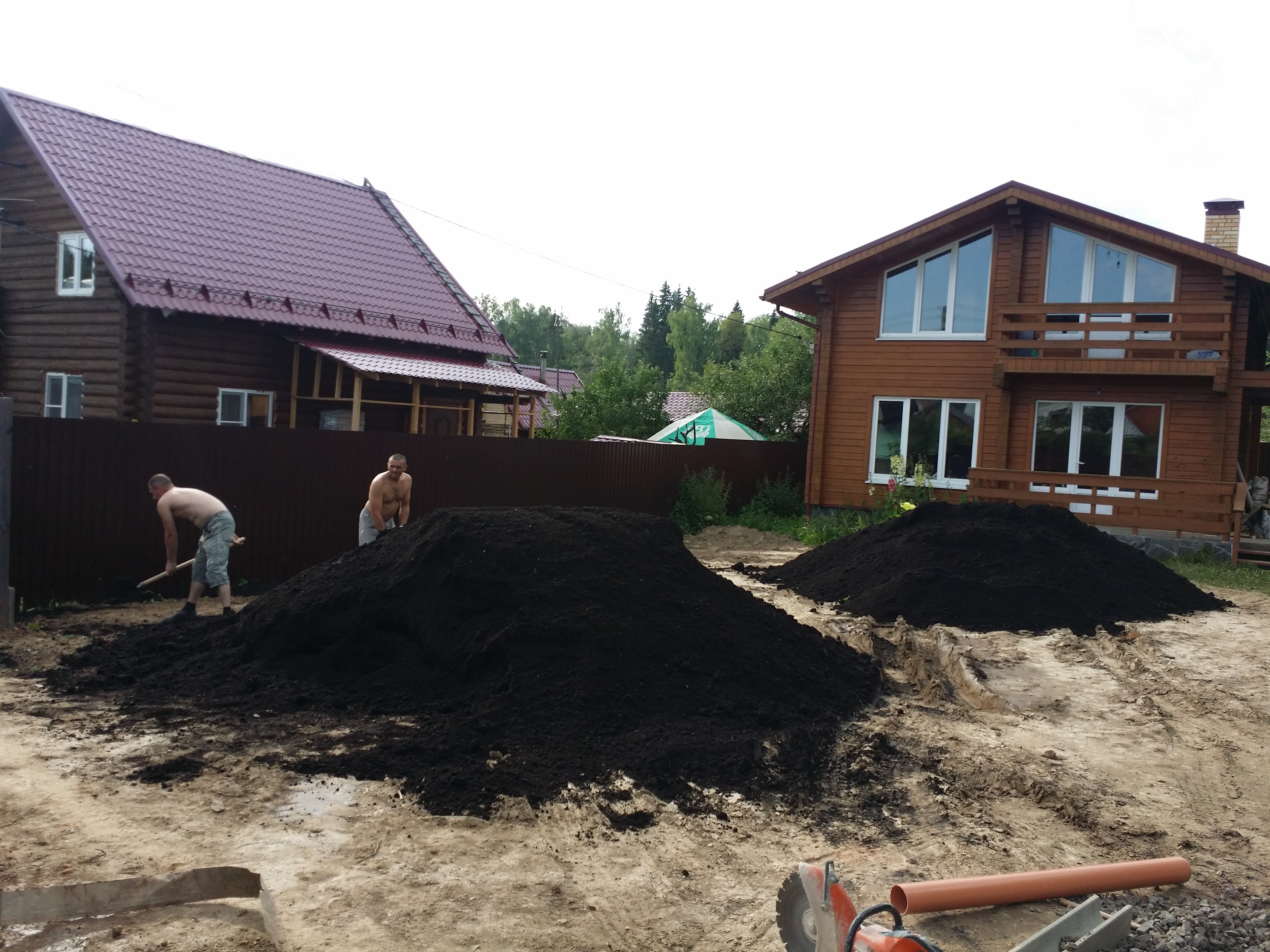 ​Современный минимализм для загородной виллы из бруса: строгая геометрия линий, идеальный газон и цветущие акценты.