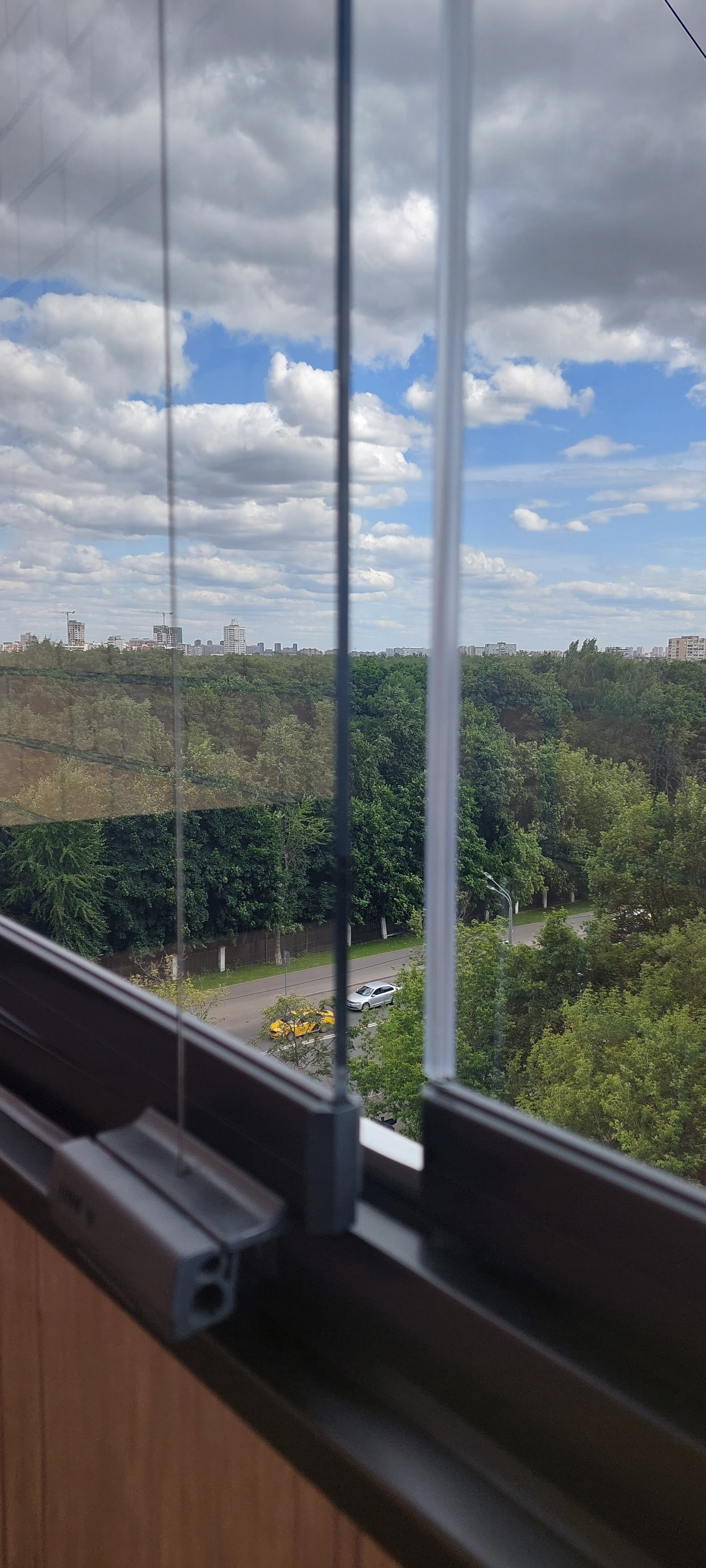 Остекление балкона раздвижным безрамным остеклением "книжка"