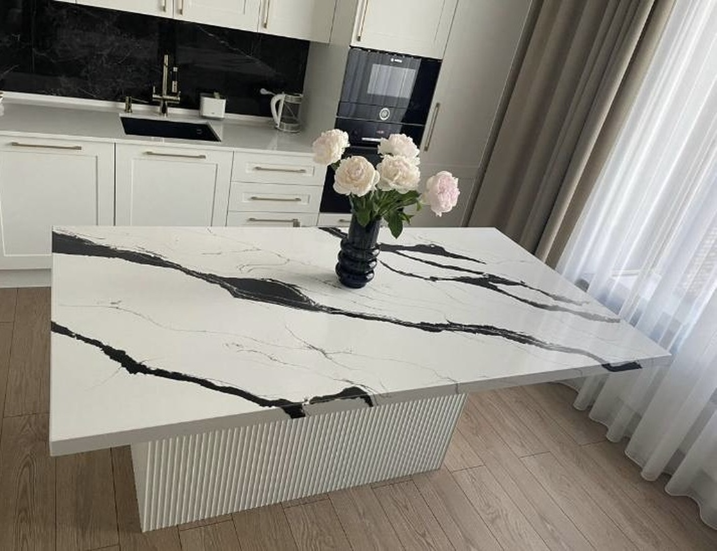 Обложка проекта: Кухонный остров из искусственного камня Compac Calacatta Black