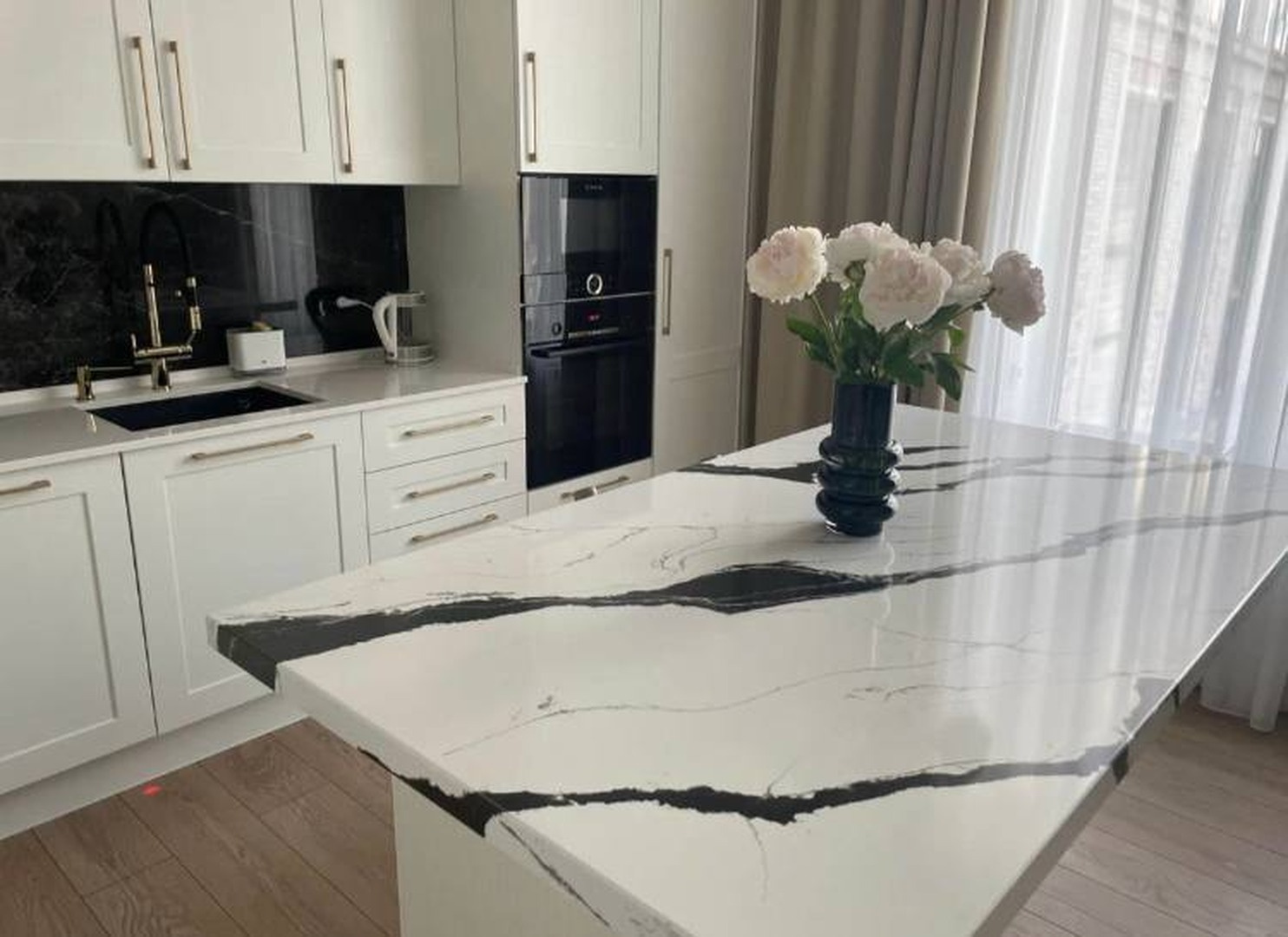 Кухонный остров из искусственного камня Compac Calacatta Black