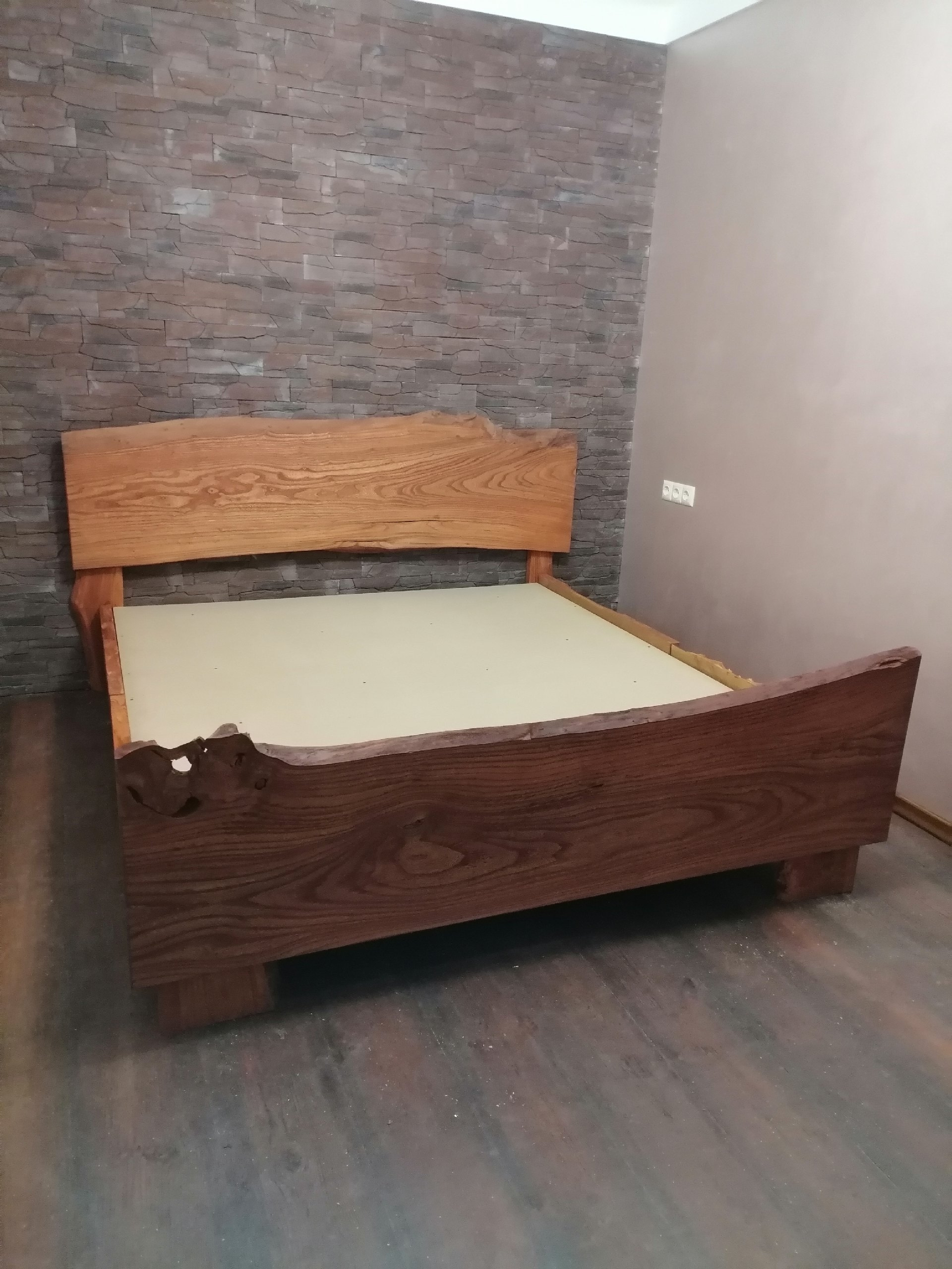 Кровать в стиле лофт из слэбов карагача