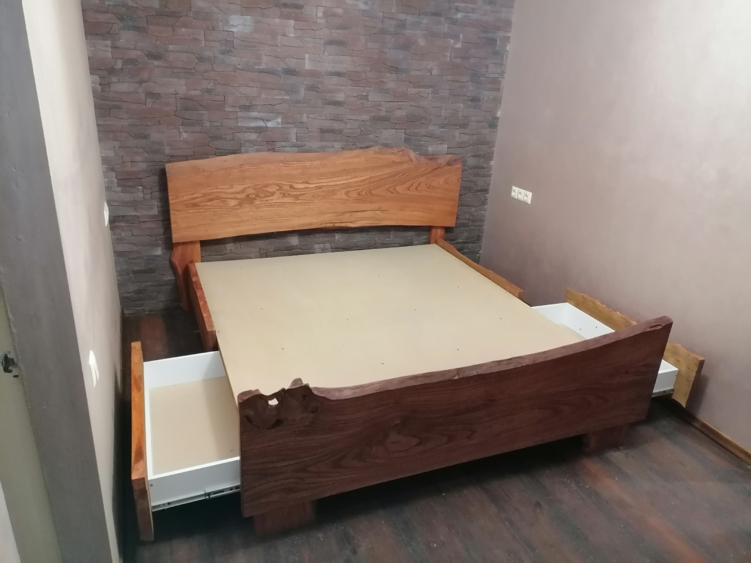 Кровать в стиле лофт из слэбов карагача