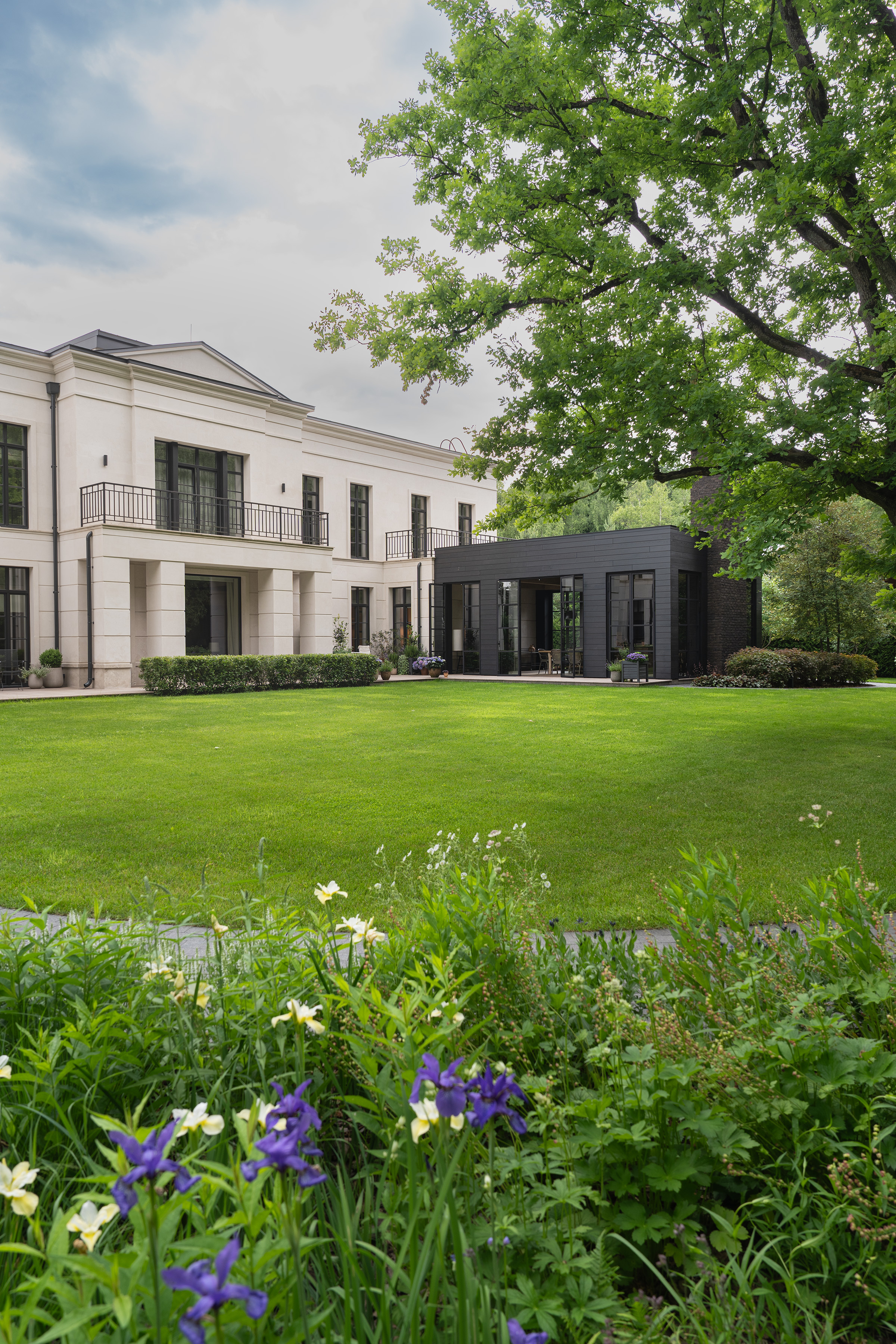 Neoclassical House in a Modern Landscape | Неоклассический дом в современном ландшафте