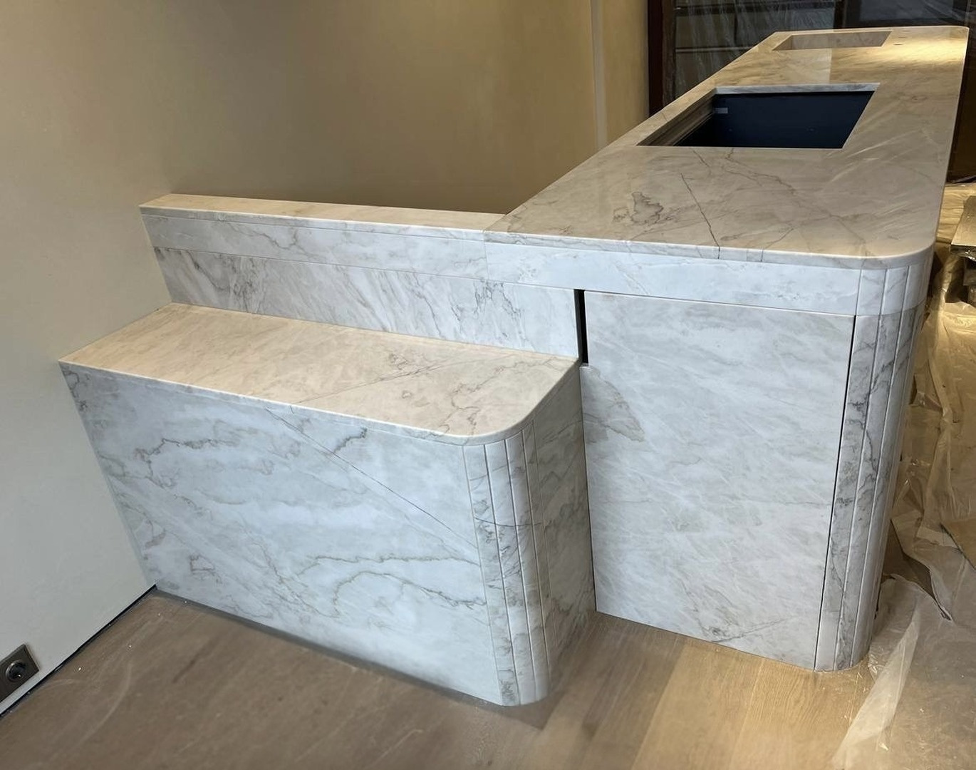 Обложка проекта: Остров из кварцита Calacatta Lux с мойкой из цельного камня