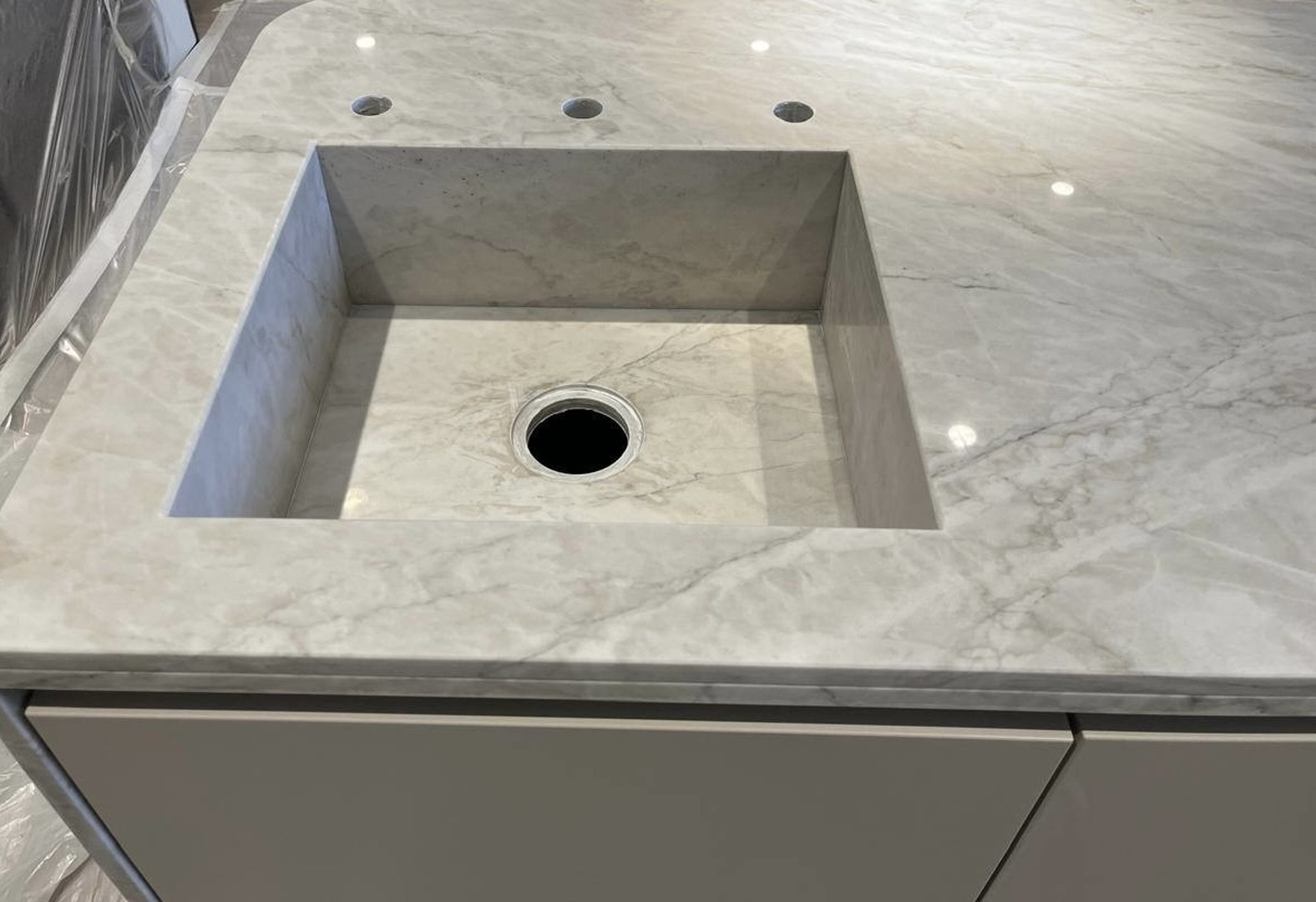 Остров из кварцита Calacatta Lux с мойкой из цельного камня