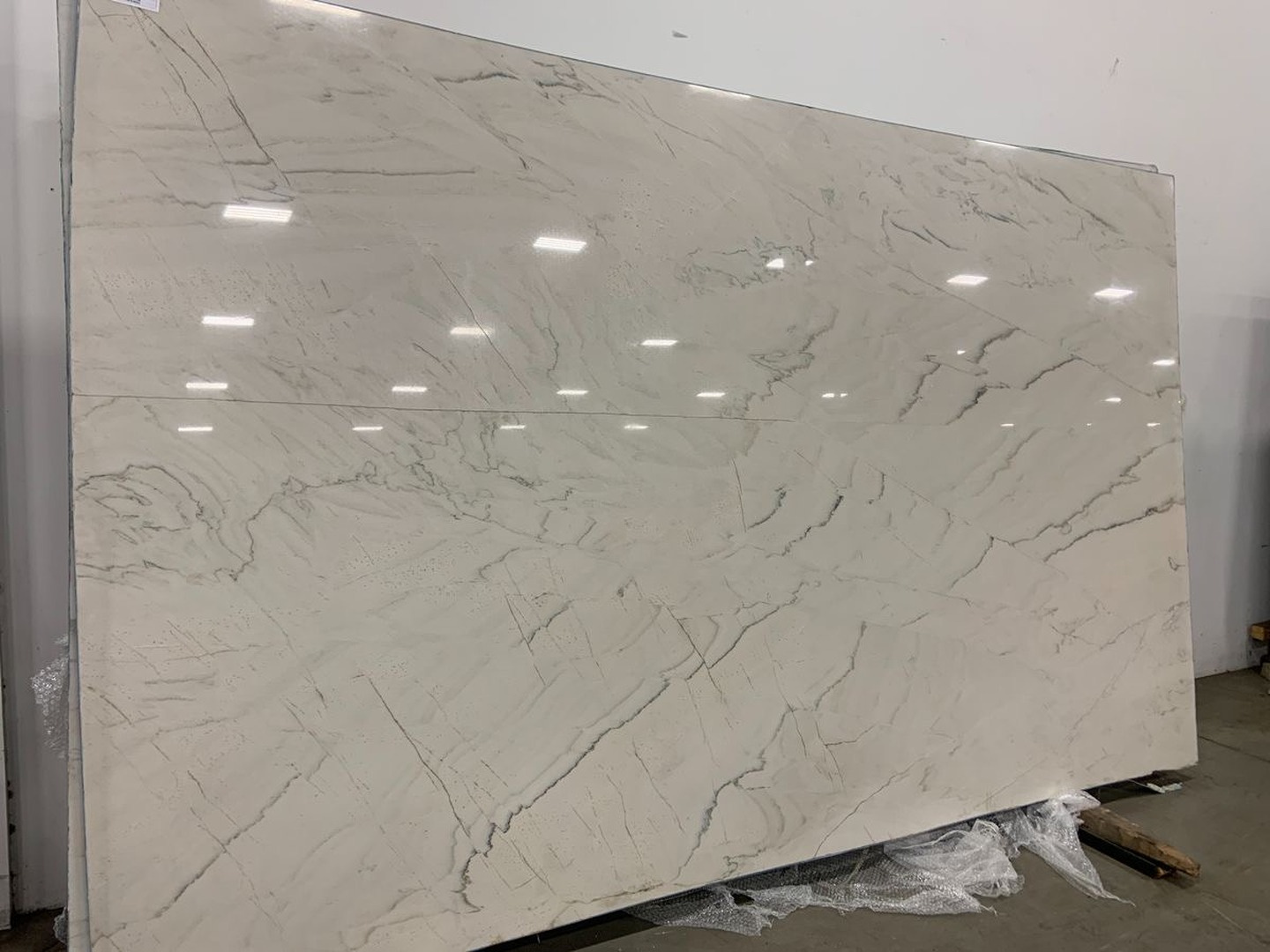 Остров из кварцита Calacatta Lux с мойкой из цельного камня