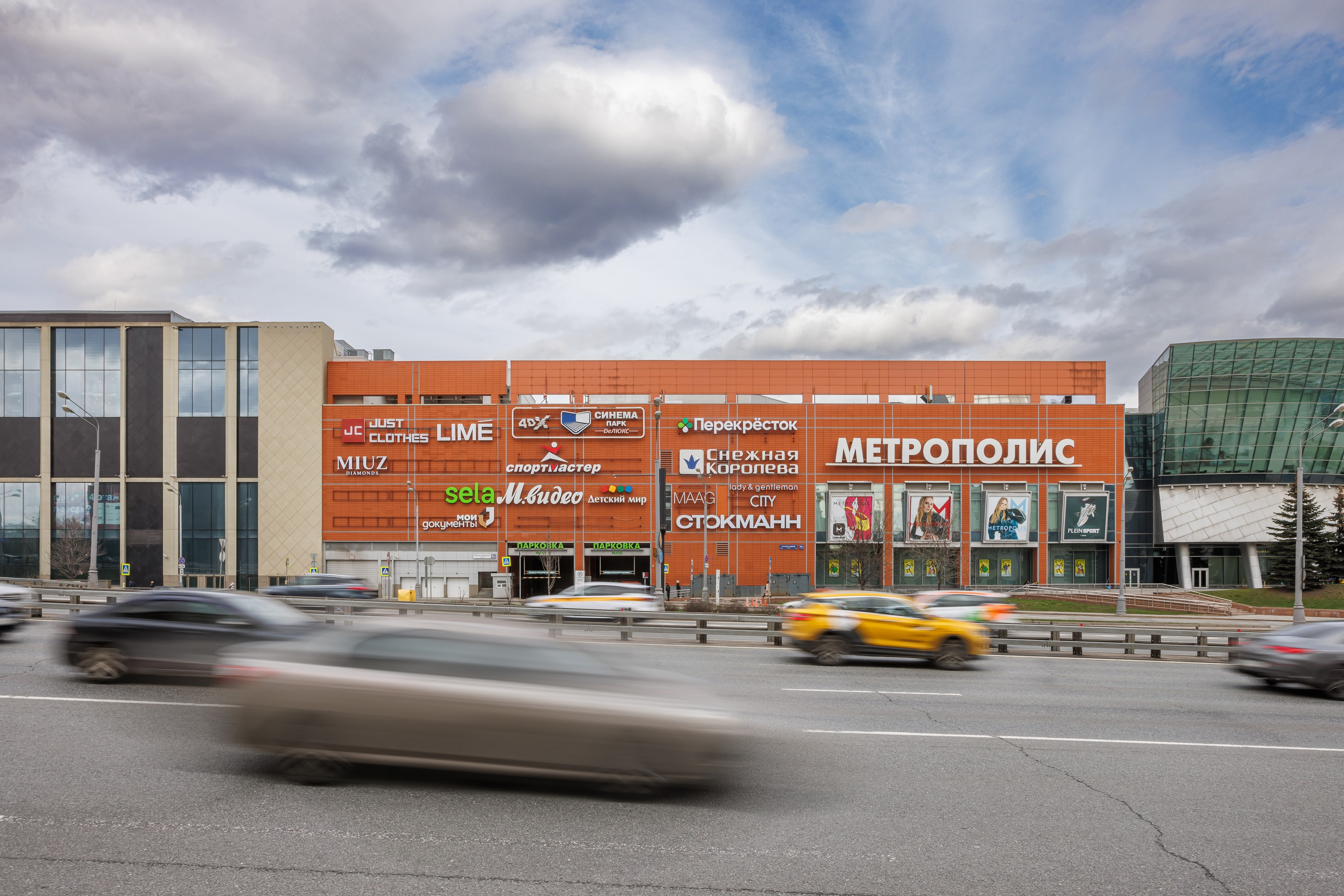 ТРЦ «Метрополис»: дневная и ночная архитектурная фотосъёмка