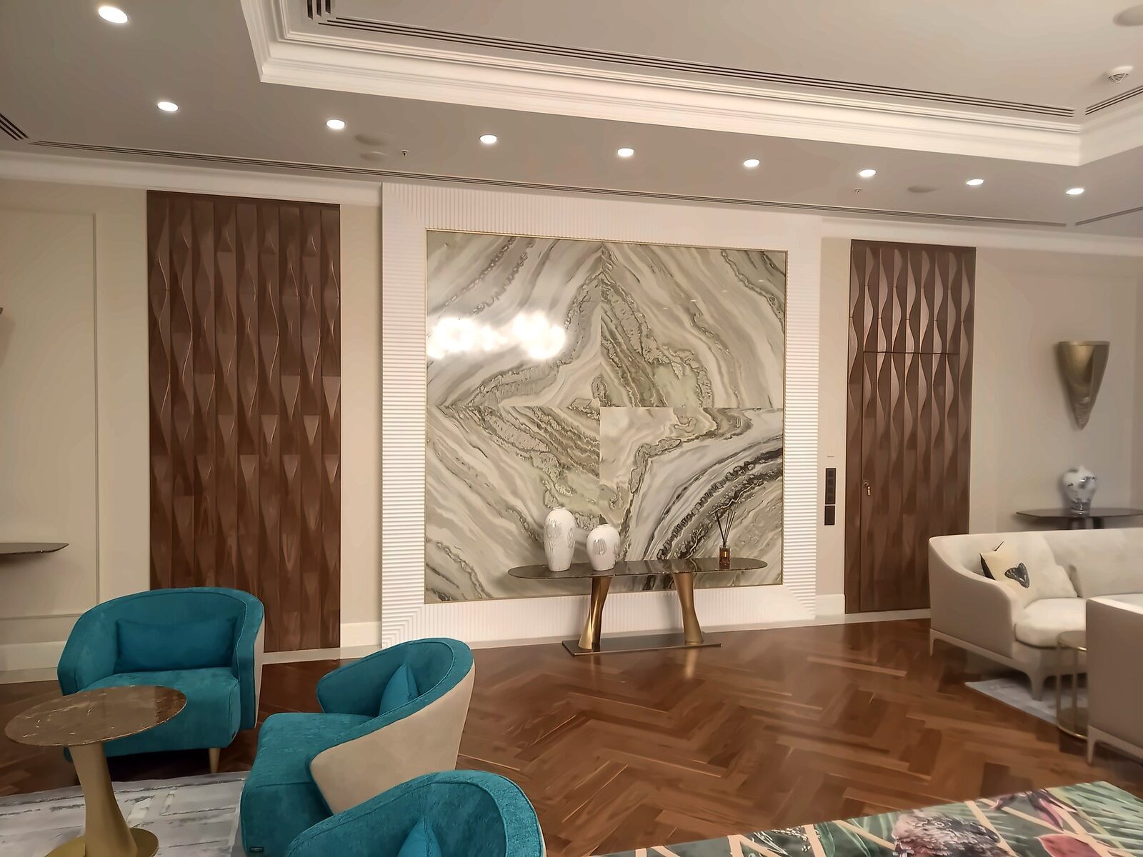 Отель Radisson: три лестницы из ореха и объёмные панели