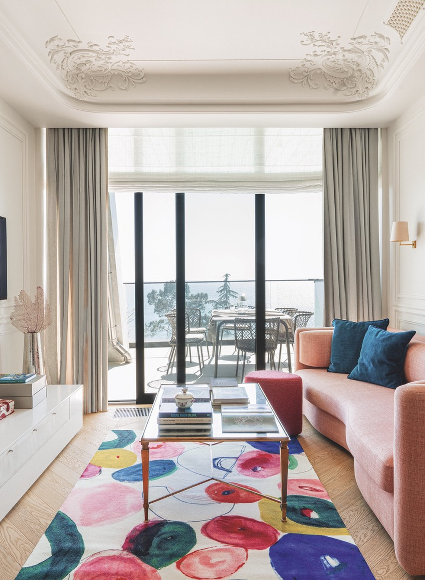 ФРАНЦУЗСКАЯ КЛАССИКА В АПАРТАМЕНТАХ У МОРЯ