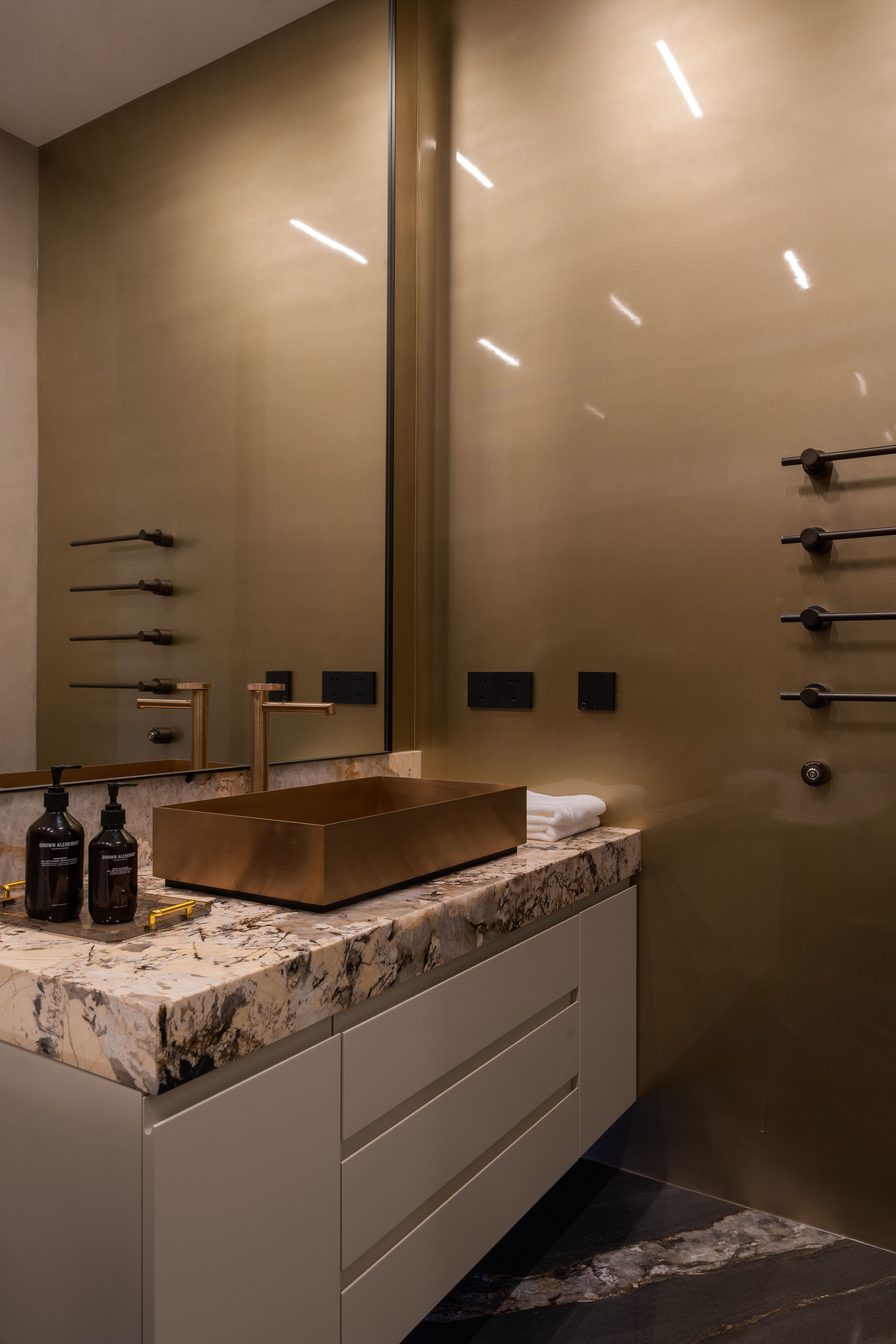 Обложка проекта: Металл, стекло и строгая геометрия в ЖК «Титул»