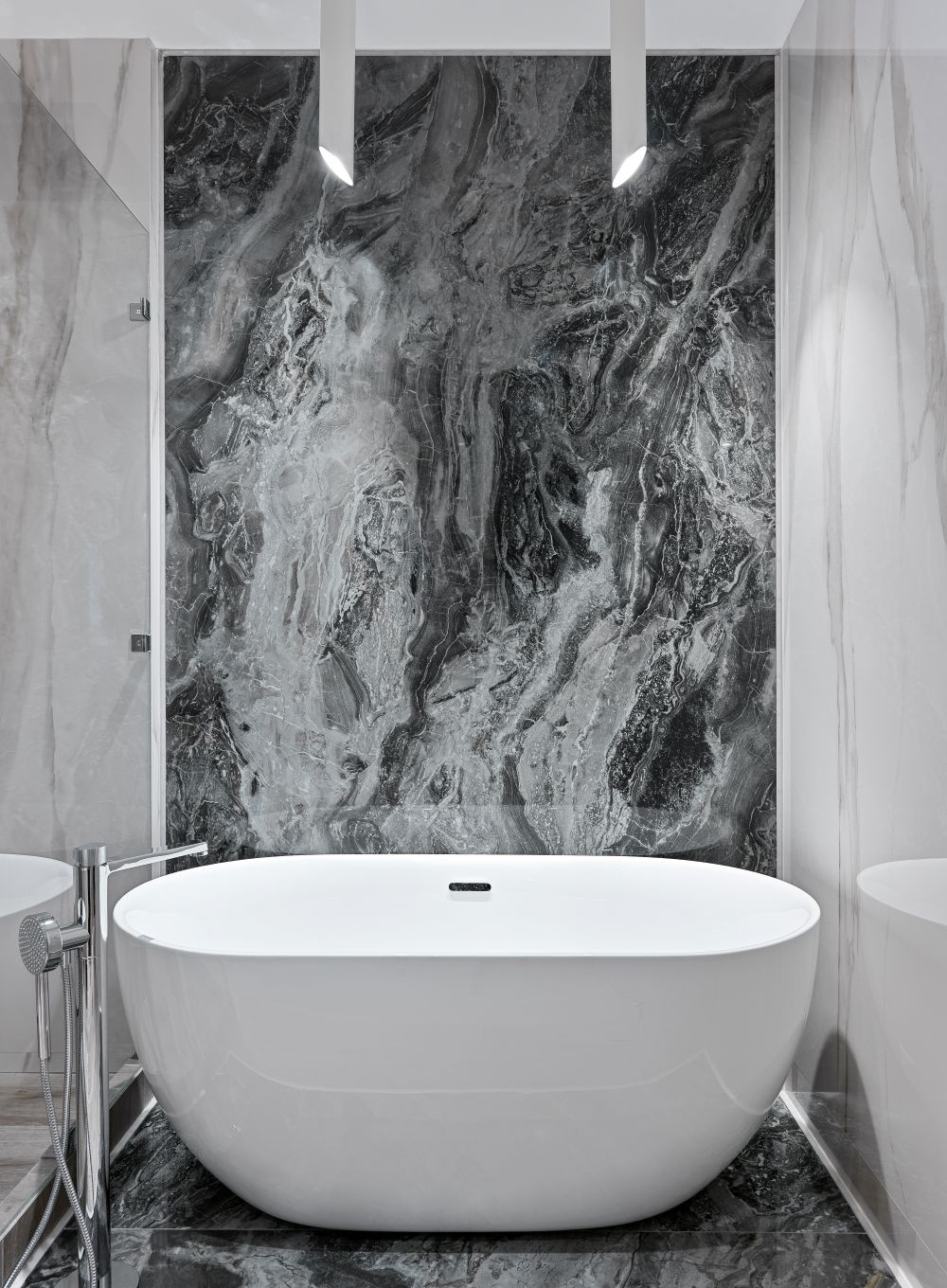 В новом проекте в Москве (ул. 1905 года) мы сделали ставку на тактильность и благородство камня.