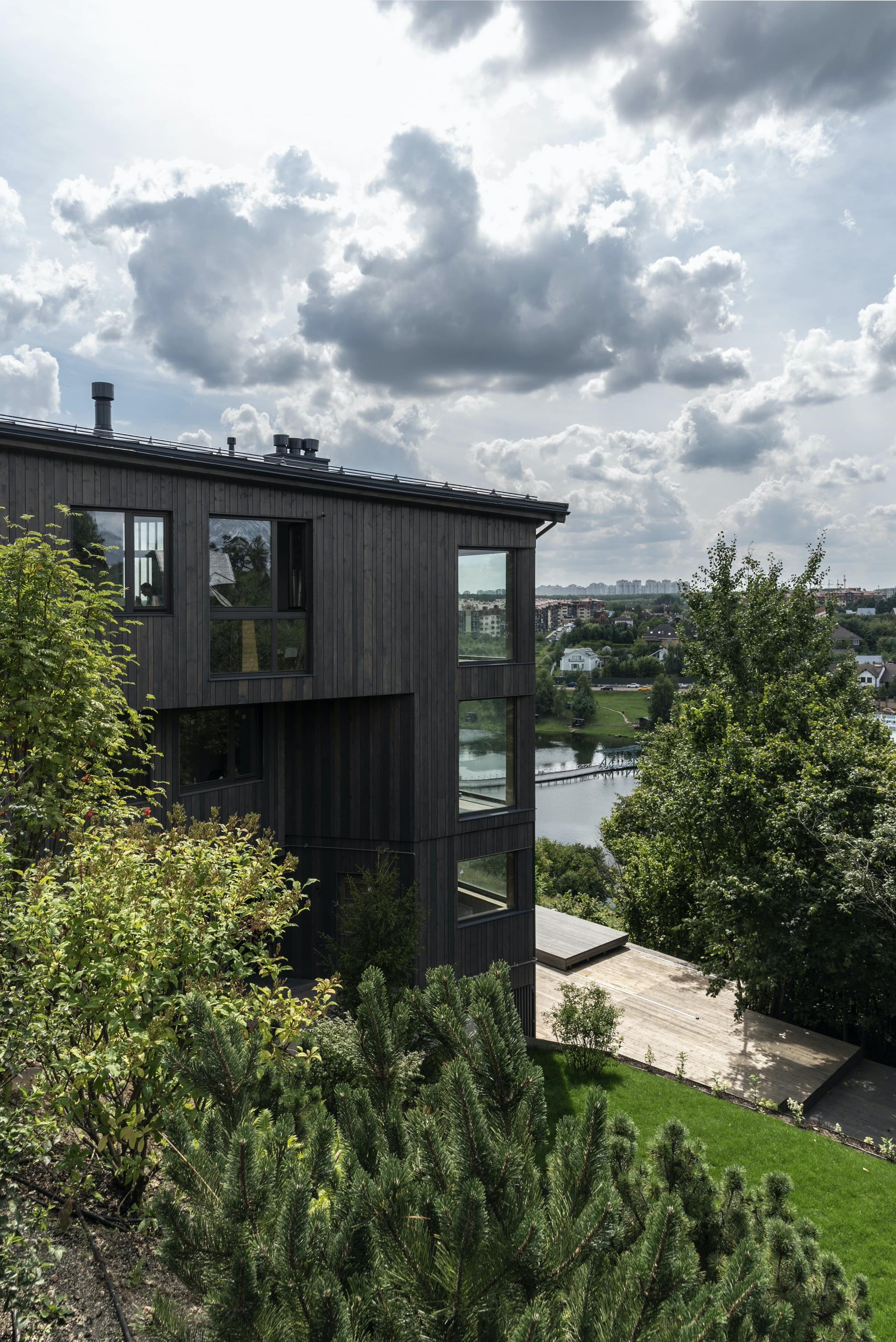 Загородный дом на склоне в Ромашково