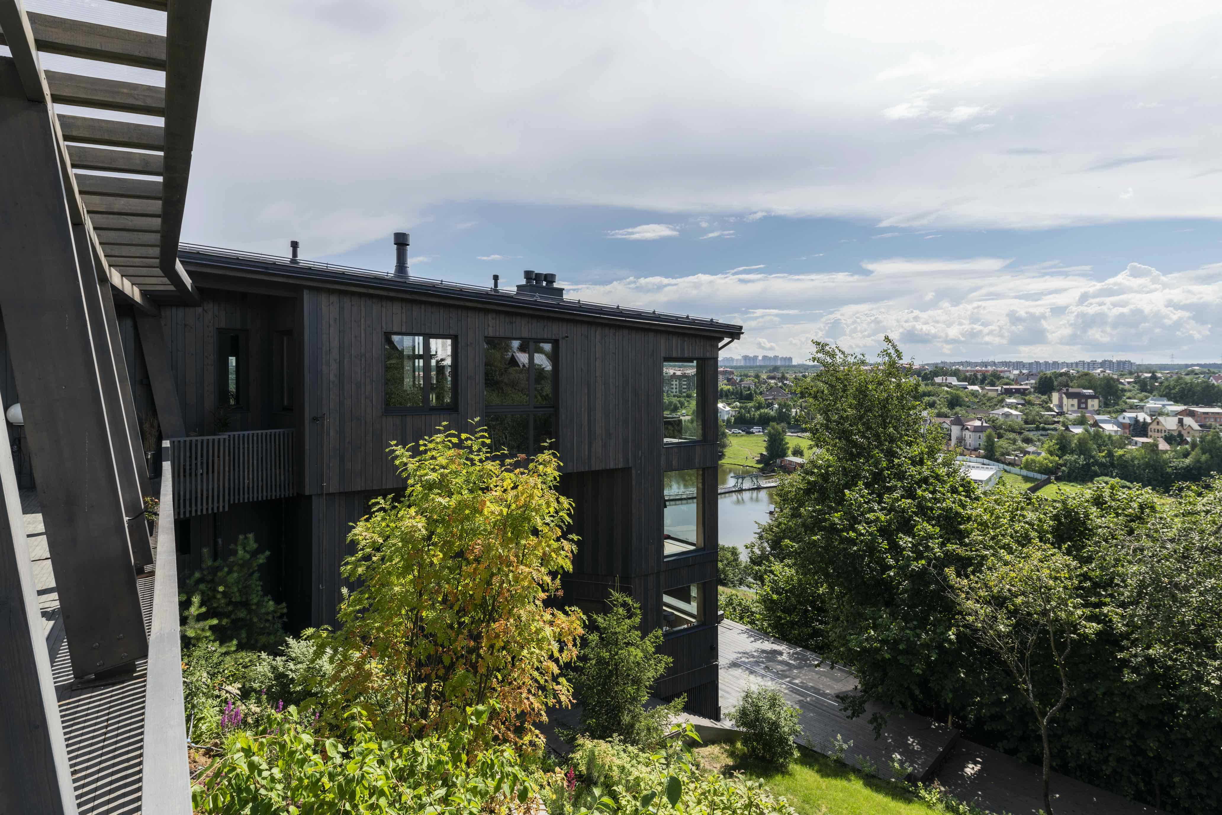 Загородный дом на склоне в Ромашково