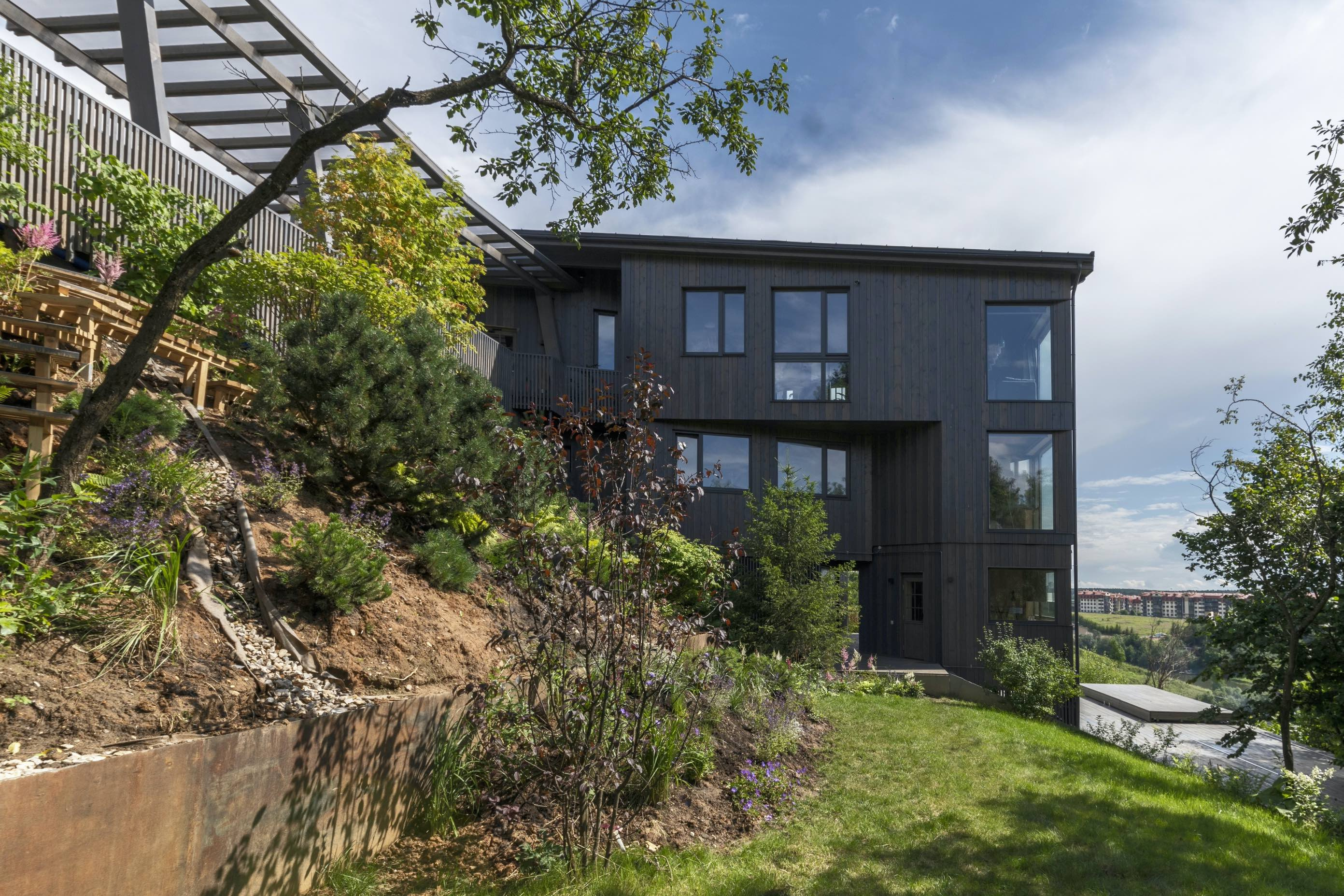 Загородный дом на склоне в Ромашково