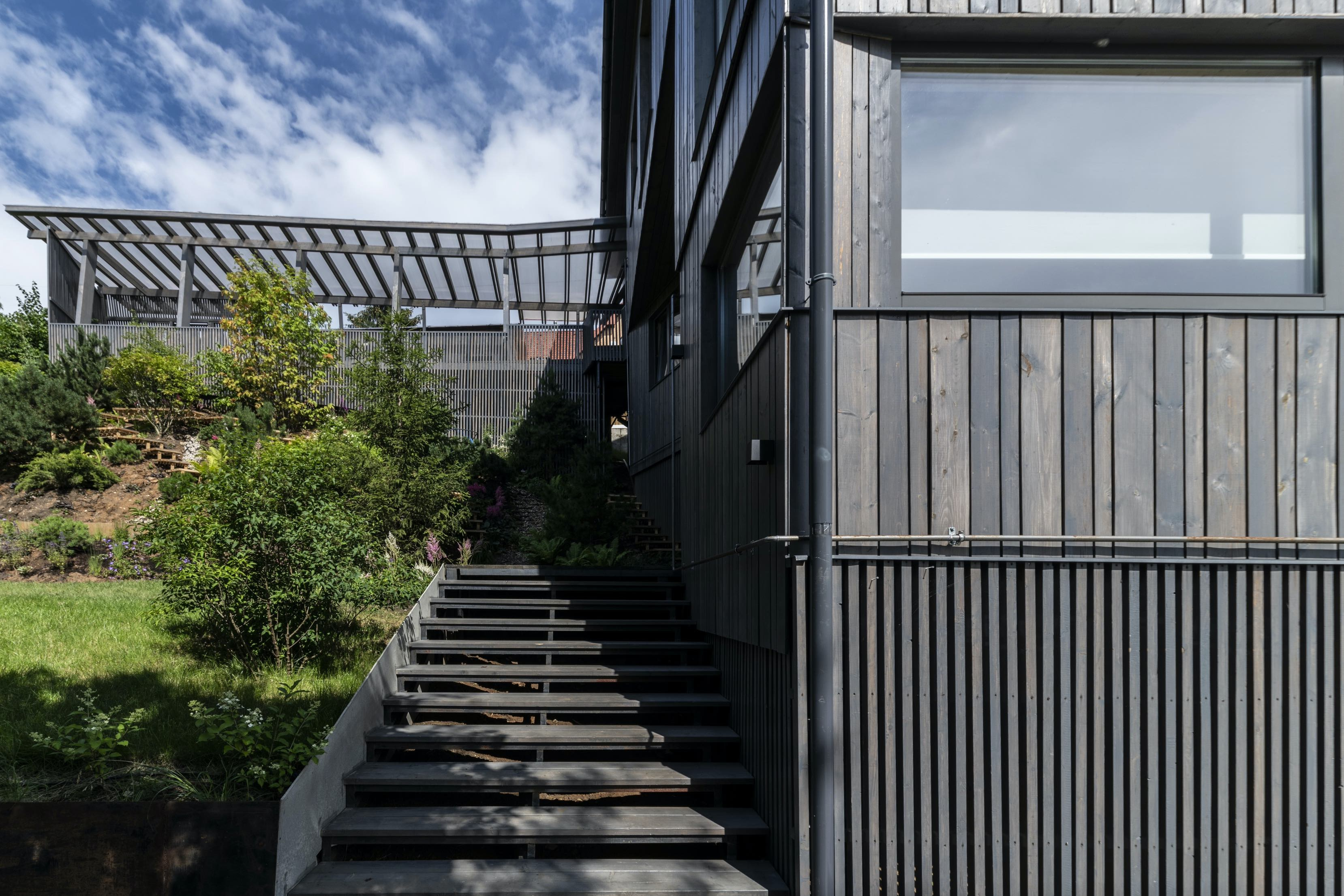 Загородный дом на склоне в Ромашково