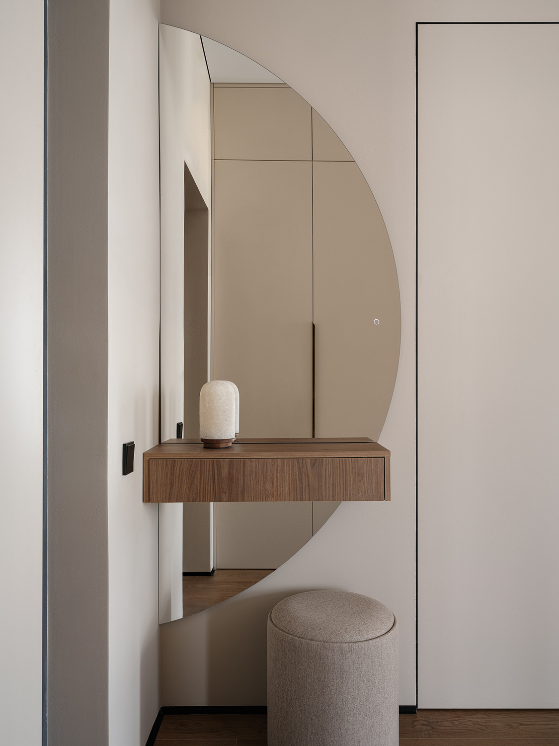 Квартира с продуманной подсветкой для молодой пары