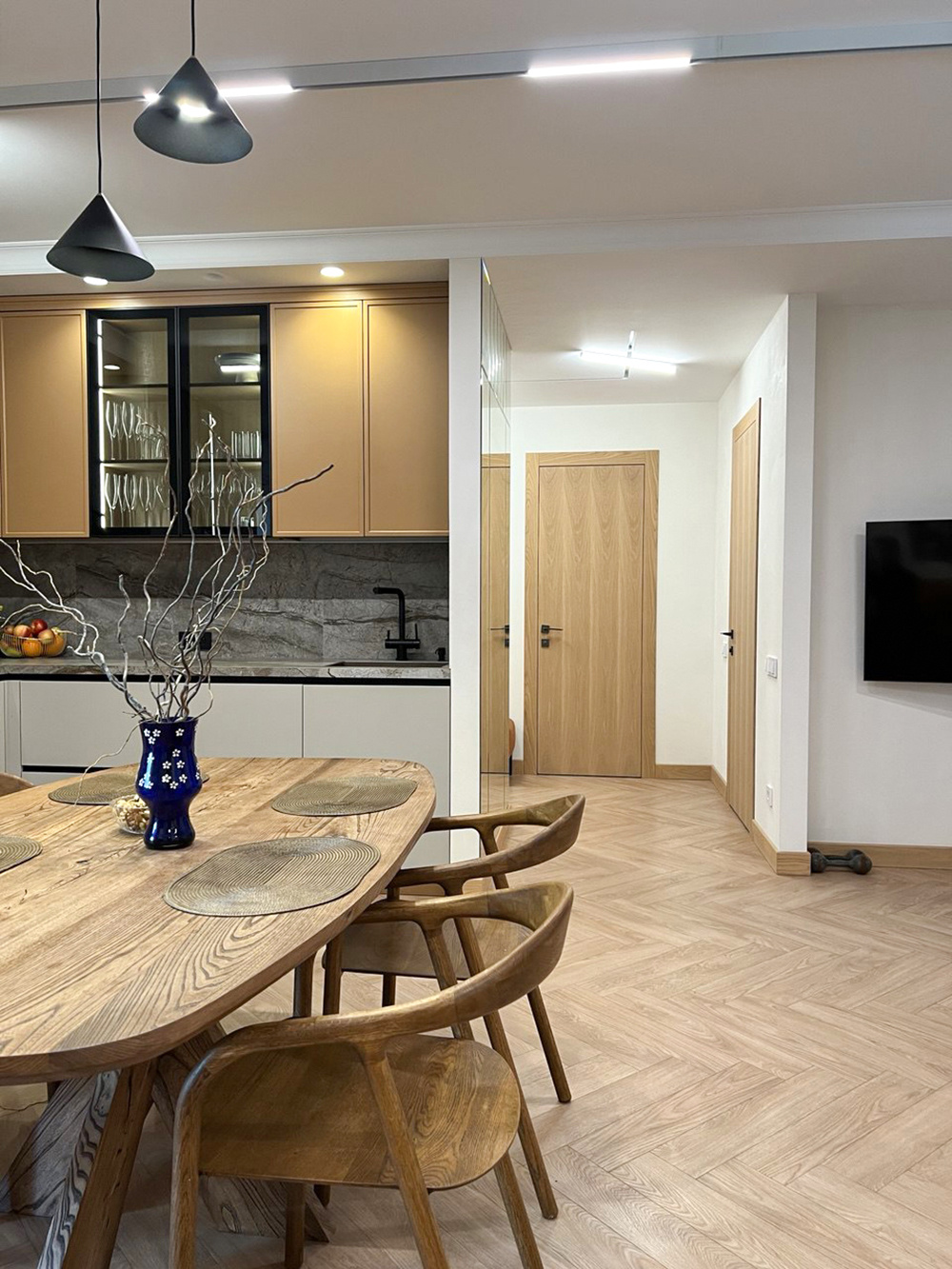 Современная квартира для семьи. Кухня-гостиная.