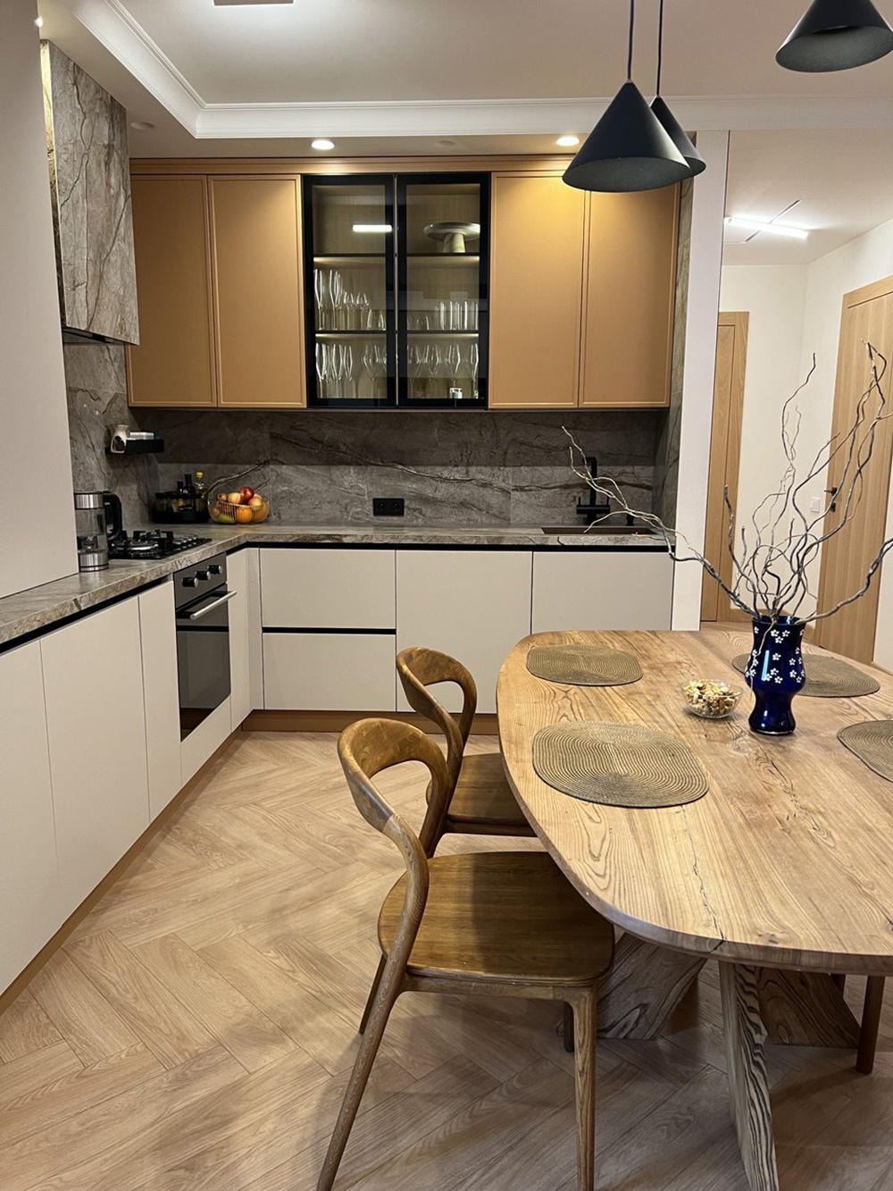 Современная квартира для семьи. Кухня-гостиная.