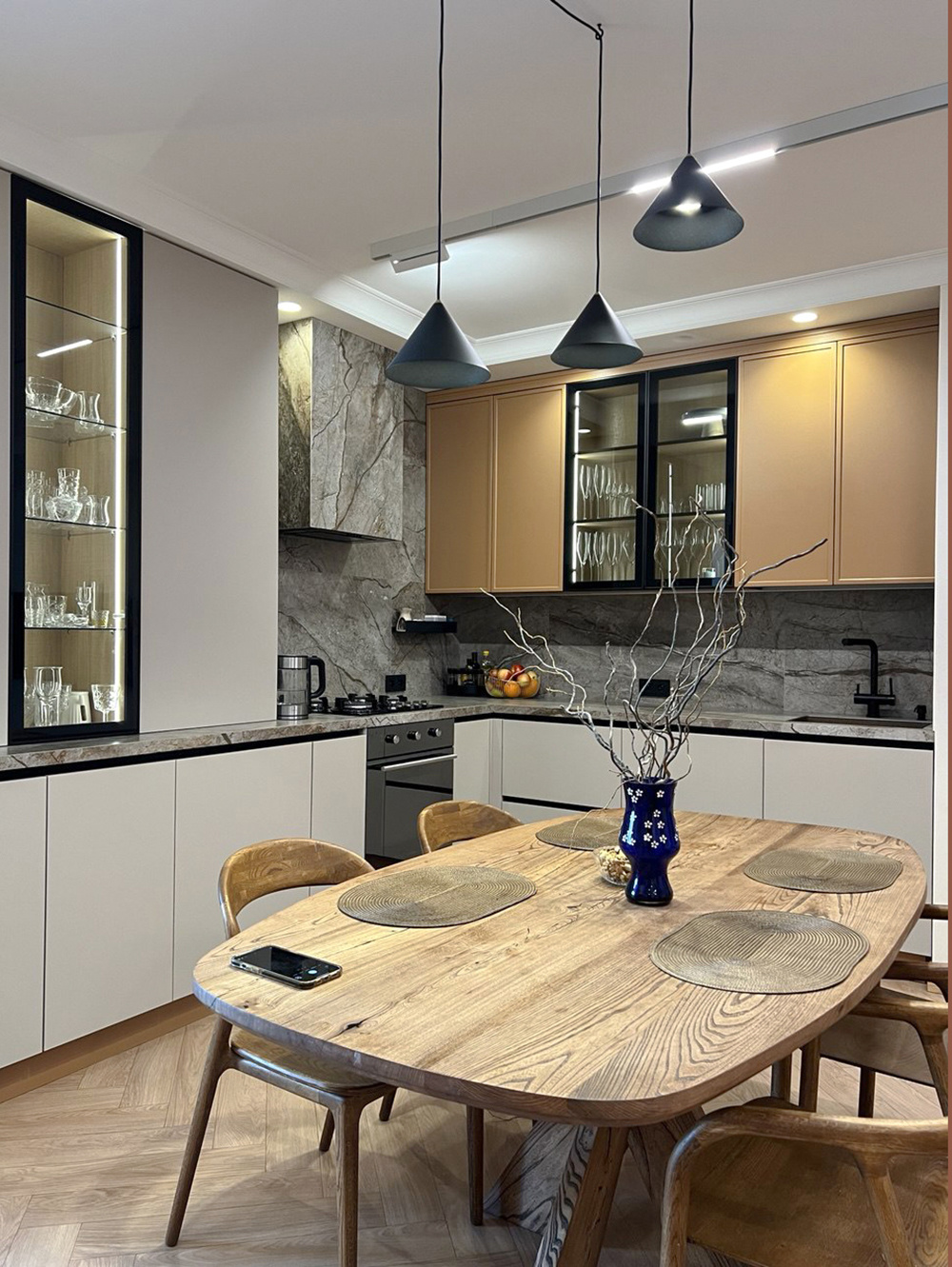 Современная квартира для семьи. Кухня-гостиная.