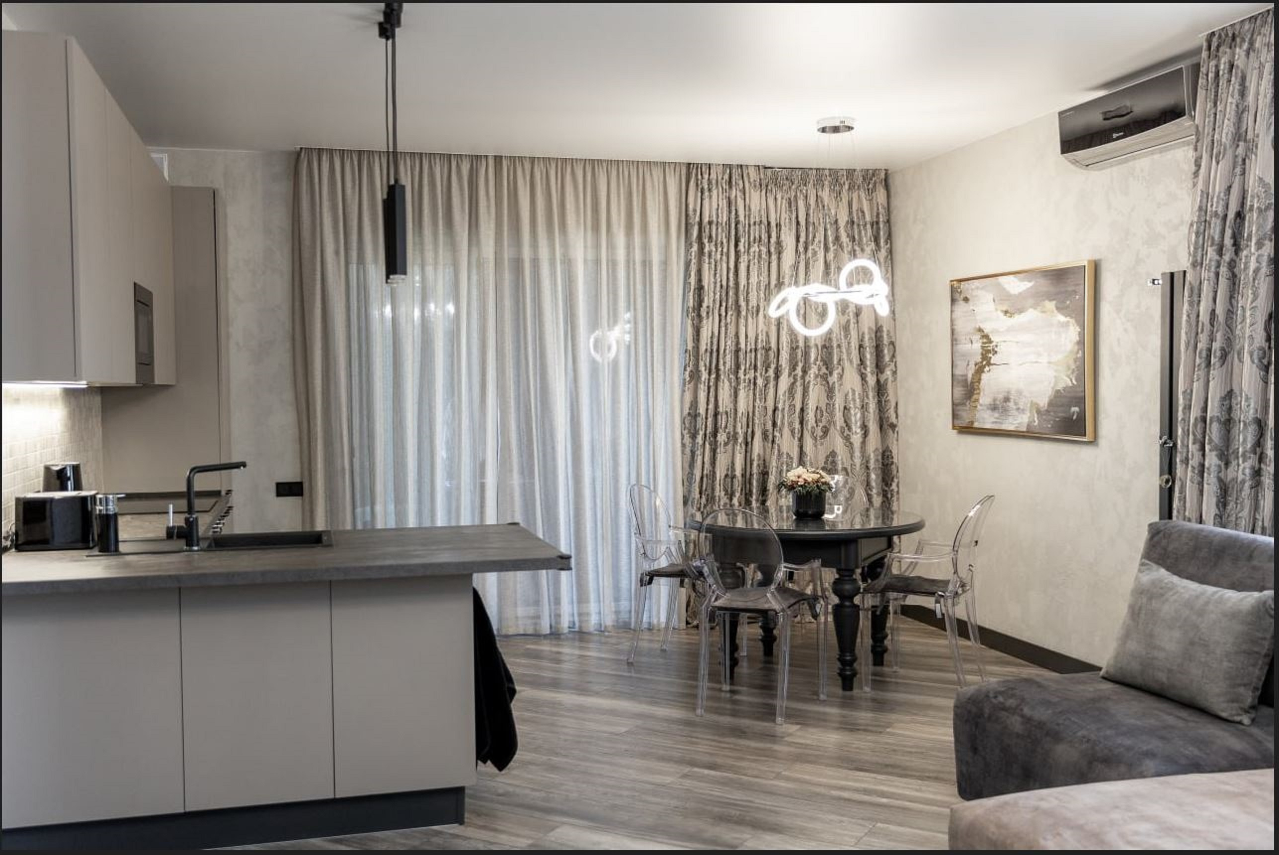 Загородный дом с летней верандой на небольшом участке за городом