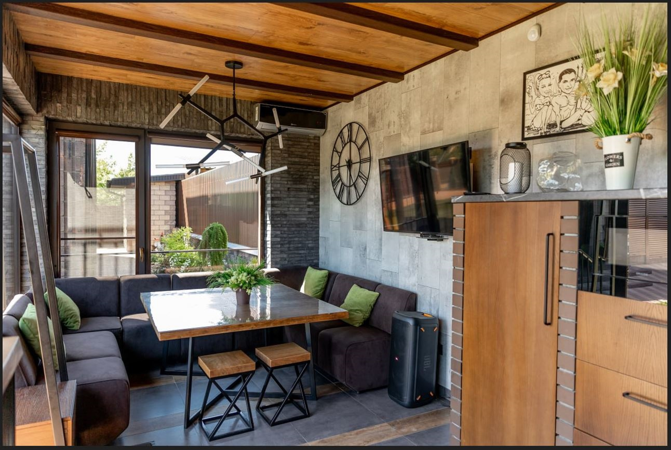 Загородный дом с летней верандой на небольшом участке за городом