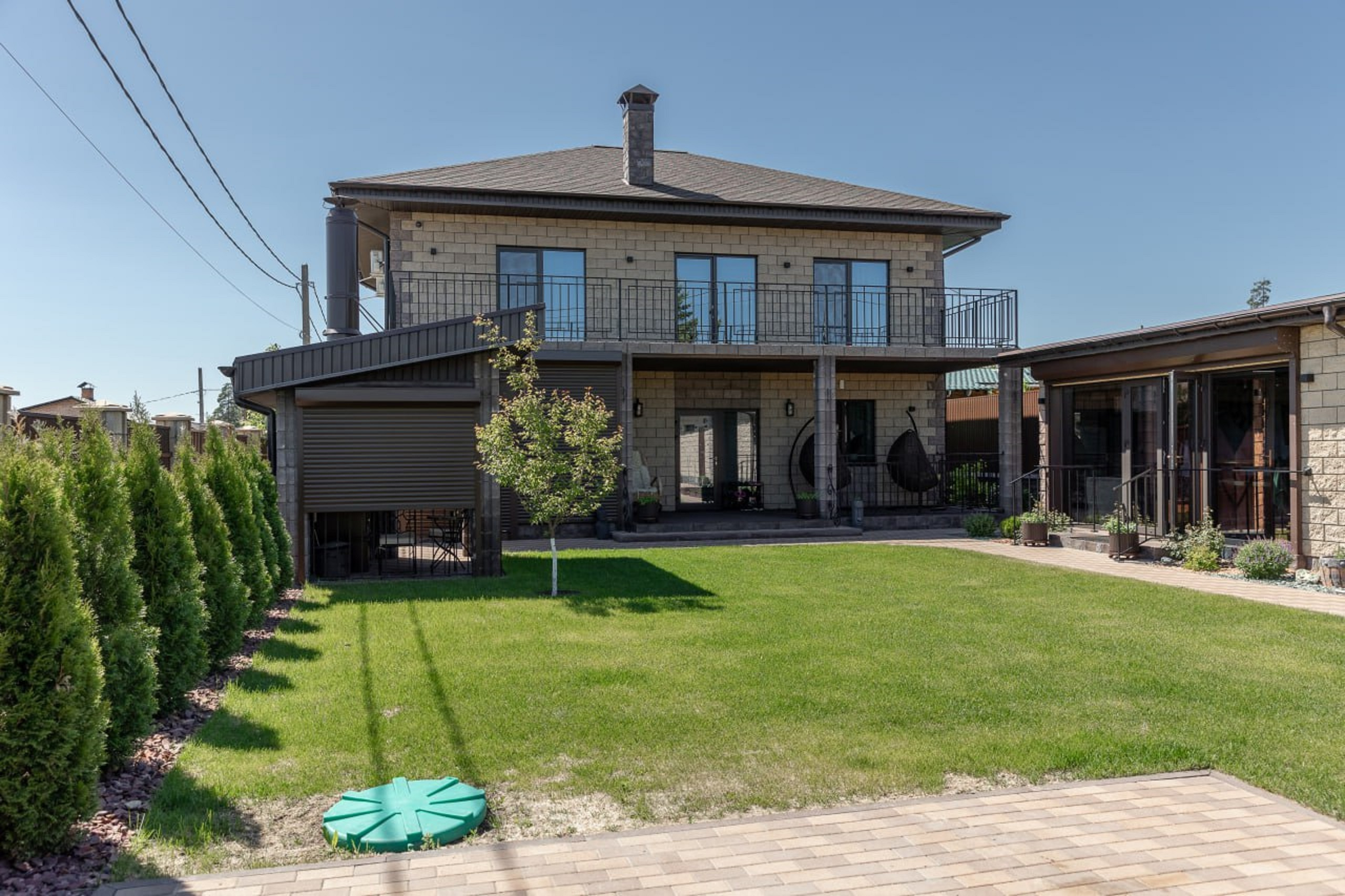 Загородный дом с летней верандой на небольшом участке за городом