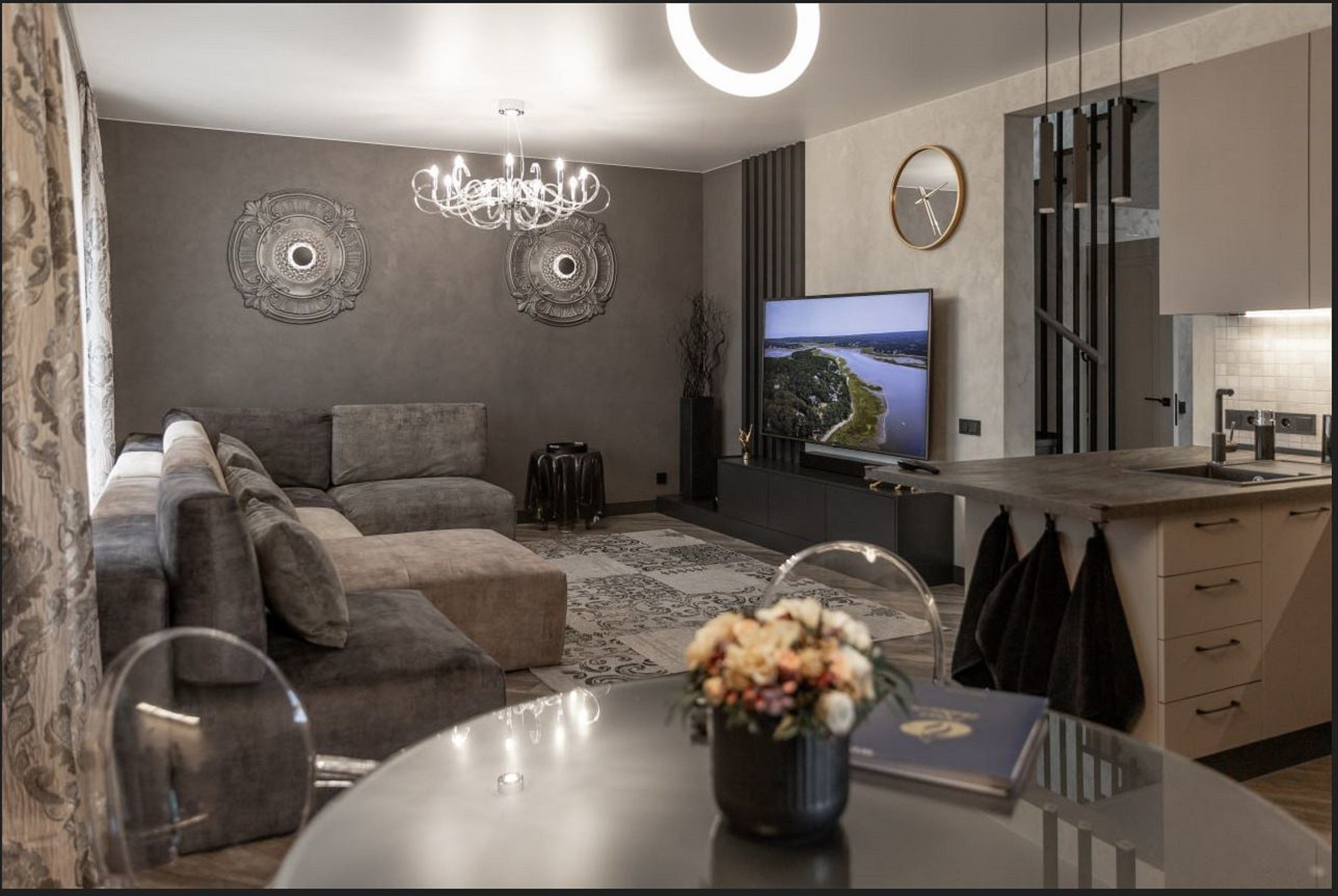 Загородный дом с летней верандой на небольшом участке за городом