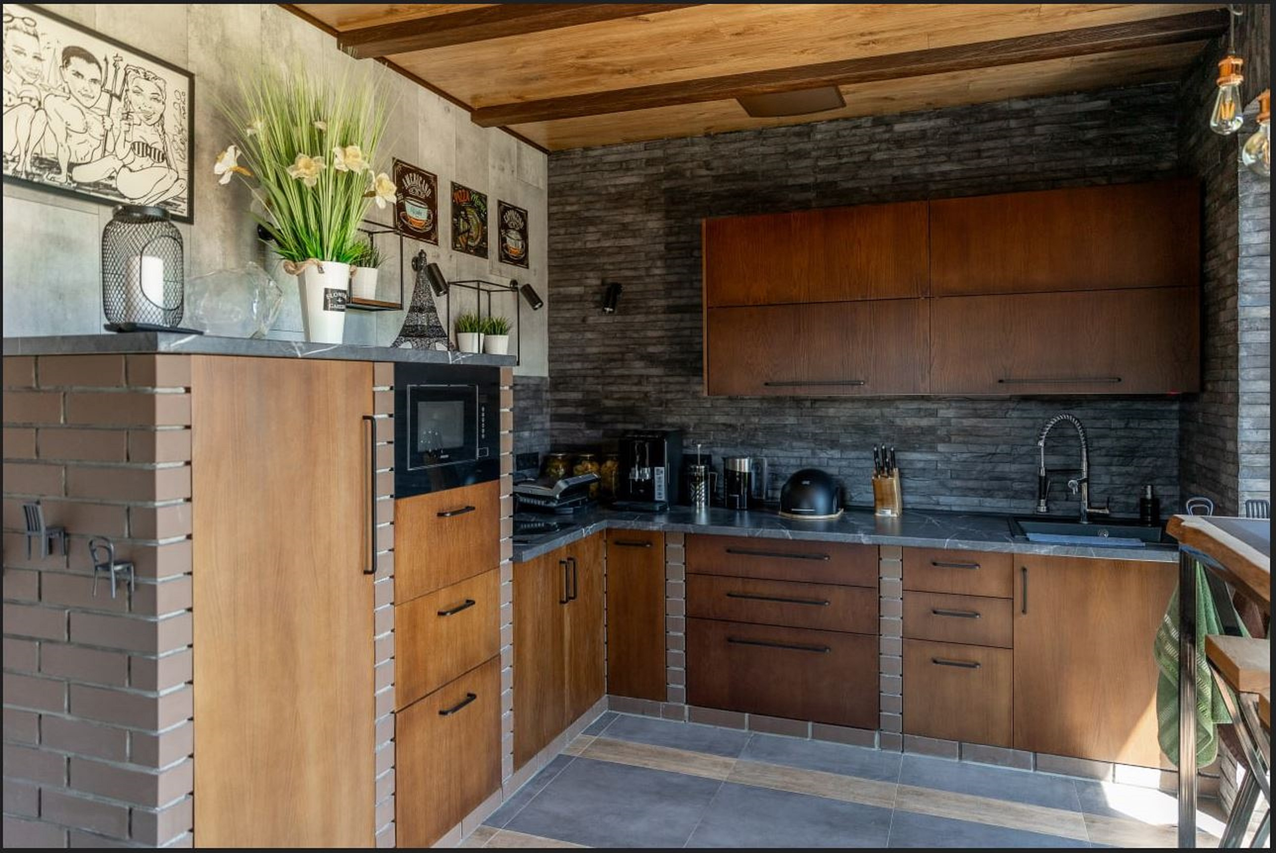 Загородный дом с летней верандой на небольшом участке за городом